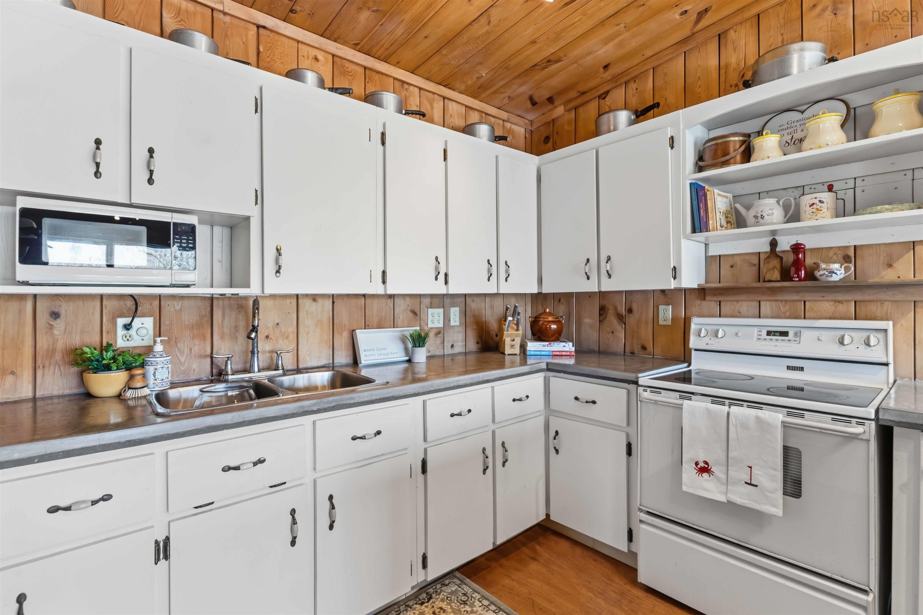 $495,000.00: 566 Lakeland Drive, Arlington West