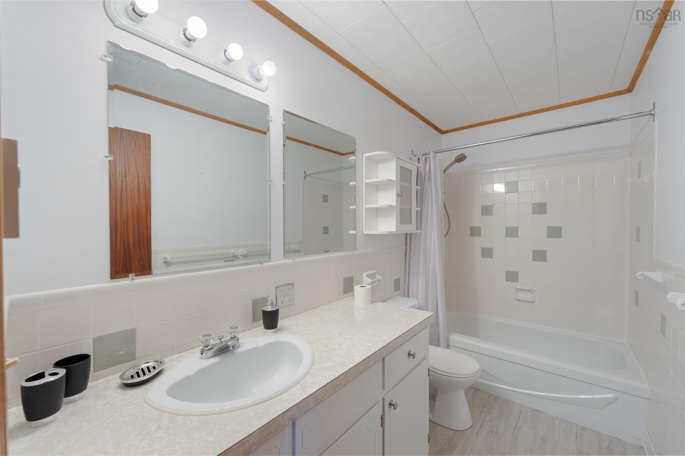 $699,000.00: 18-20 Harbourview Drive, Yarmouth