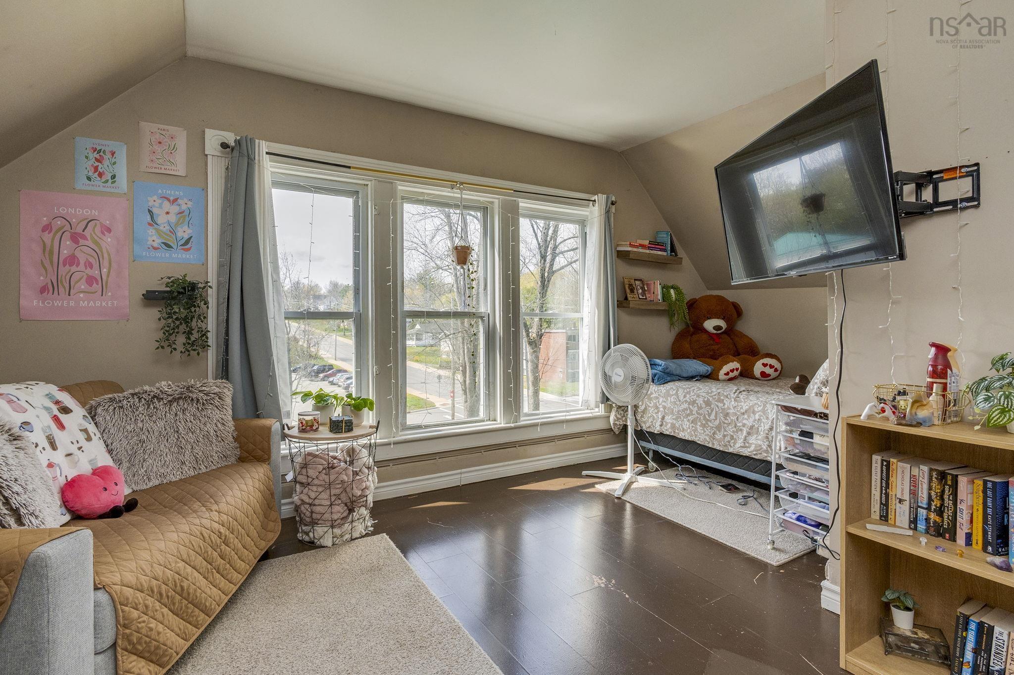 $1,350,000.00: 257 Wiley Avenue S, Windsor