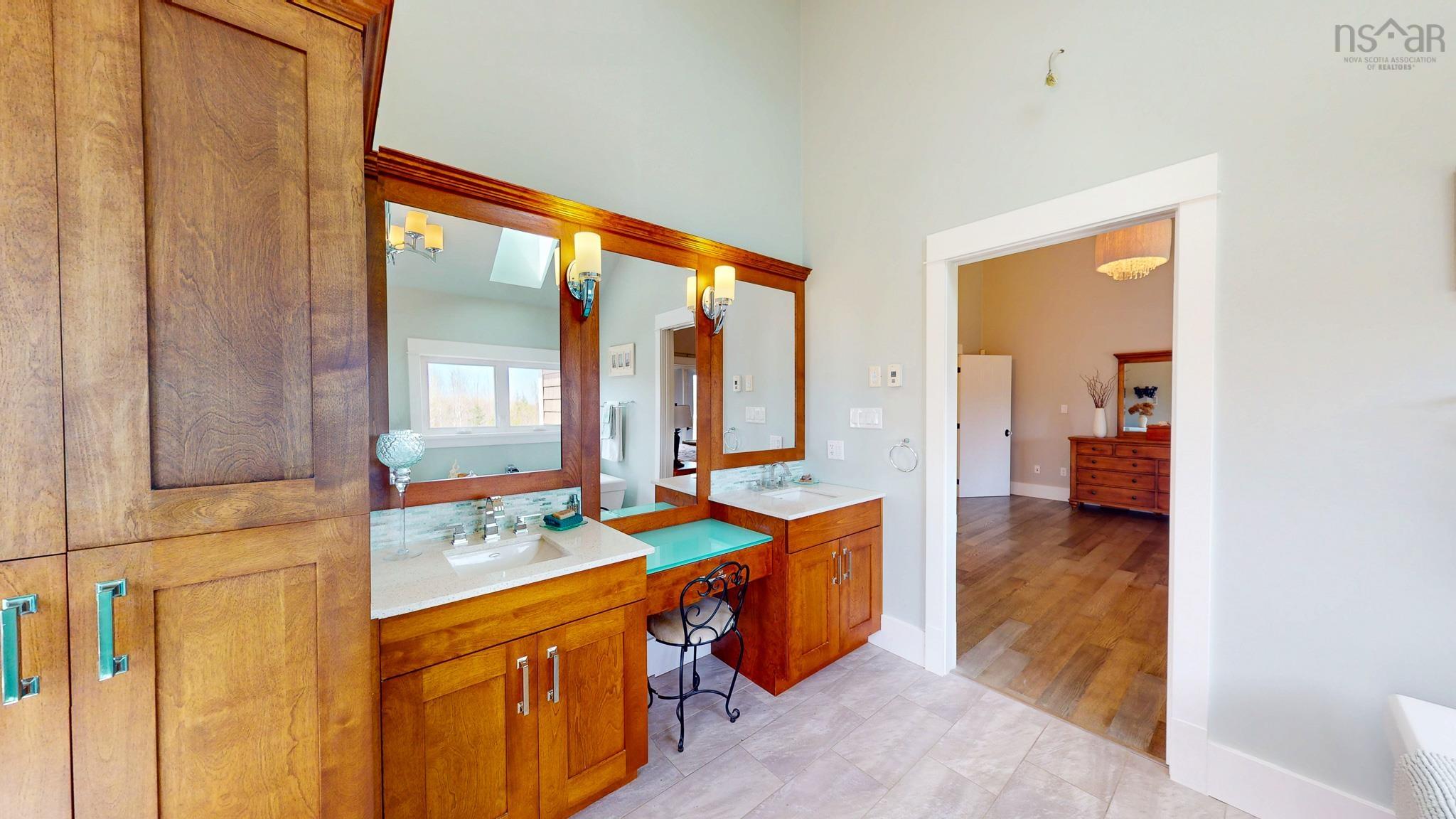 $869,800.00: 237 Canaan Cross Road, North Alton