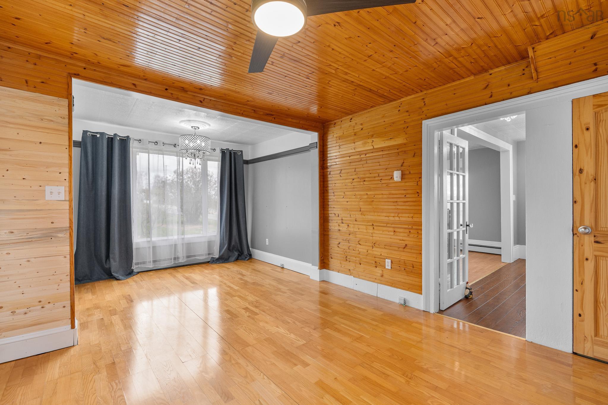 $389,900.00: 1802 King Street, Windsor