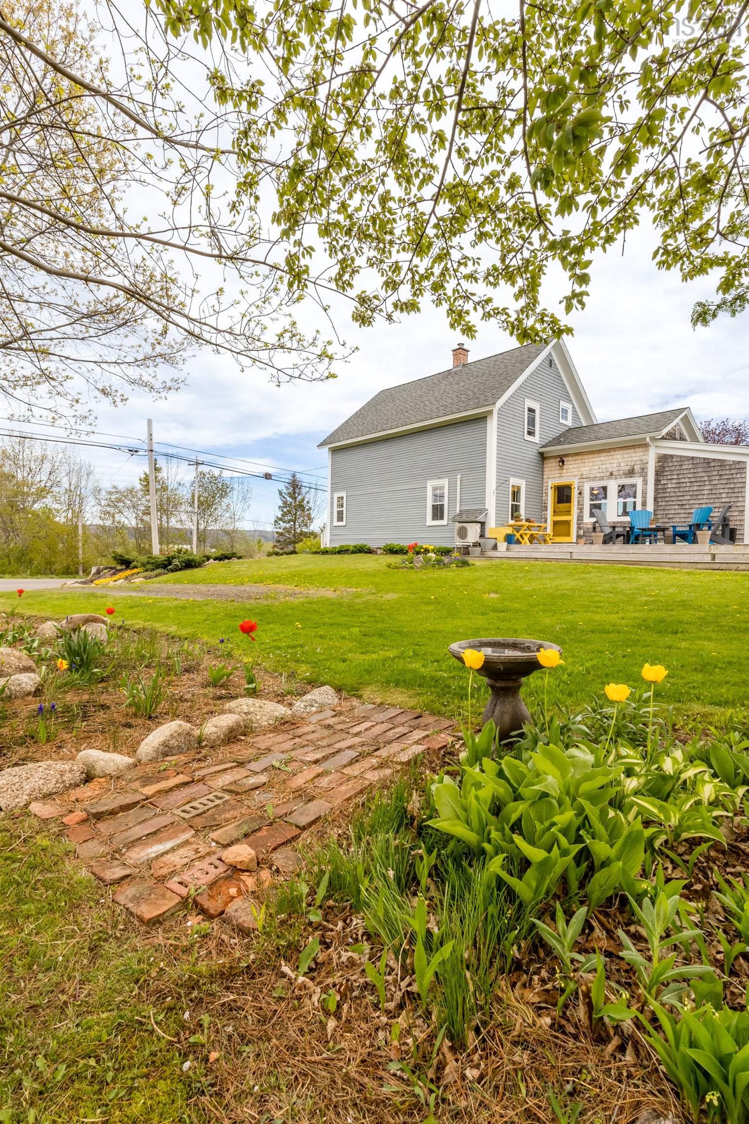 $389,500.00: 1232 Highway 201, Round Hill