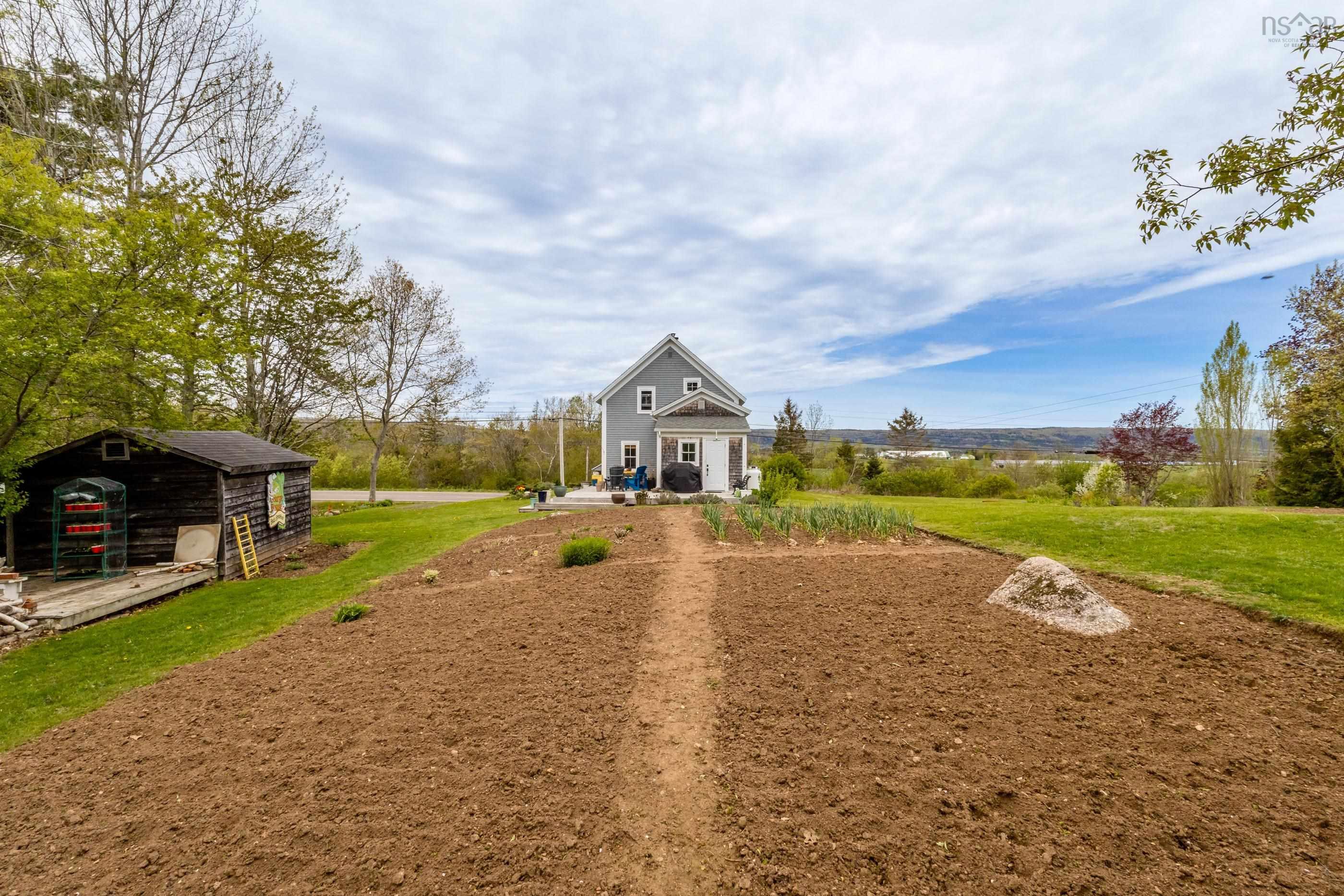 $389,500.00: 1232 Highway 201, Round Hill