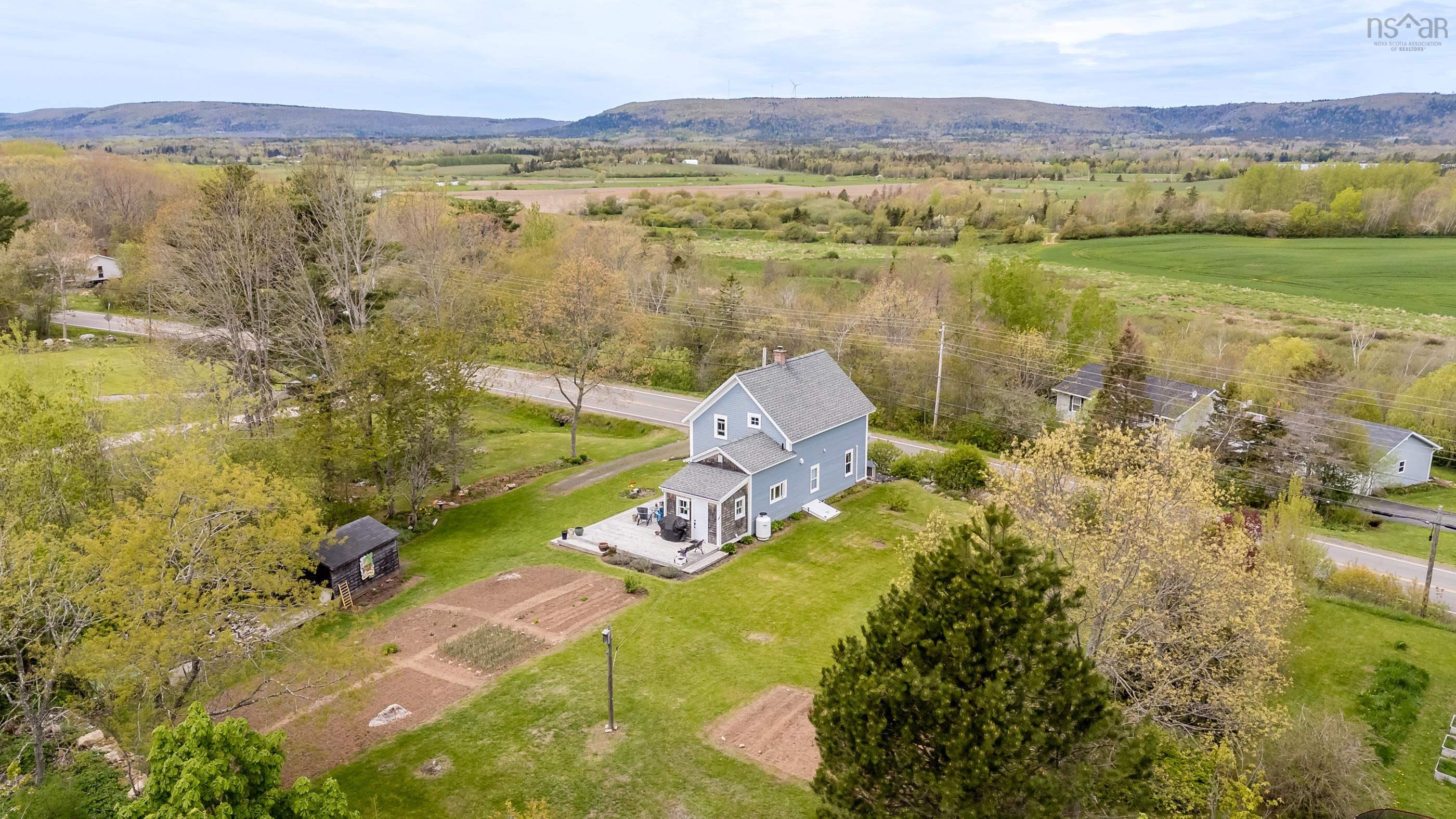 $389,500.00: 1232 Highway 201, Round Hill