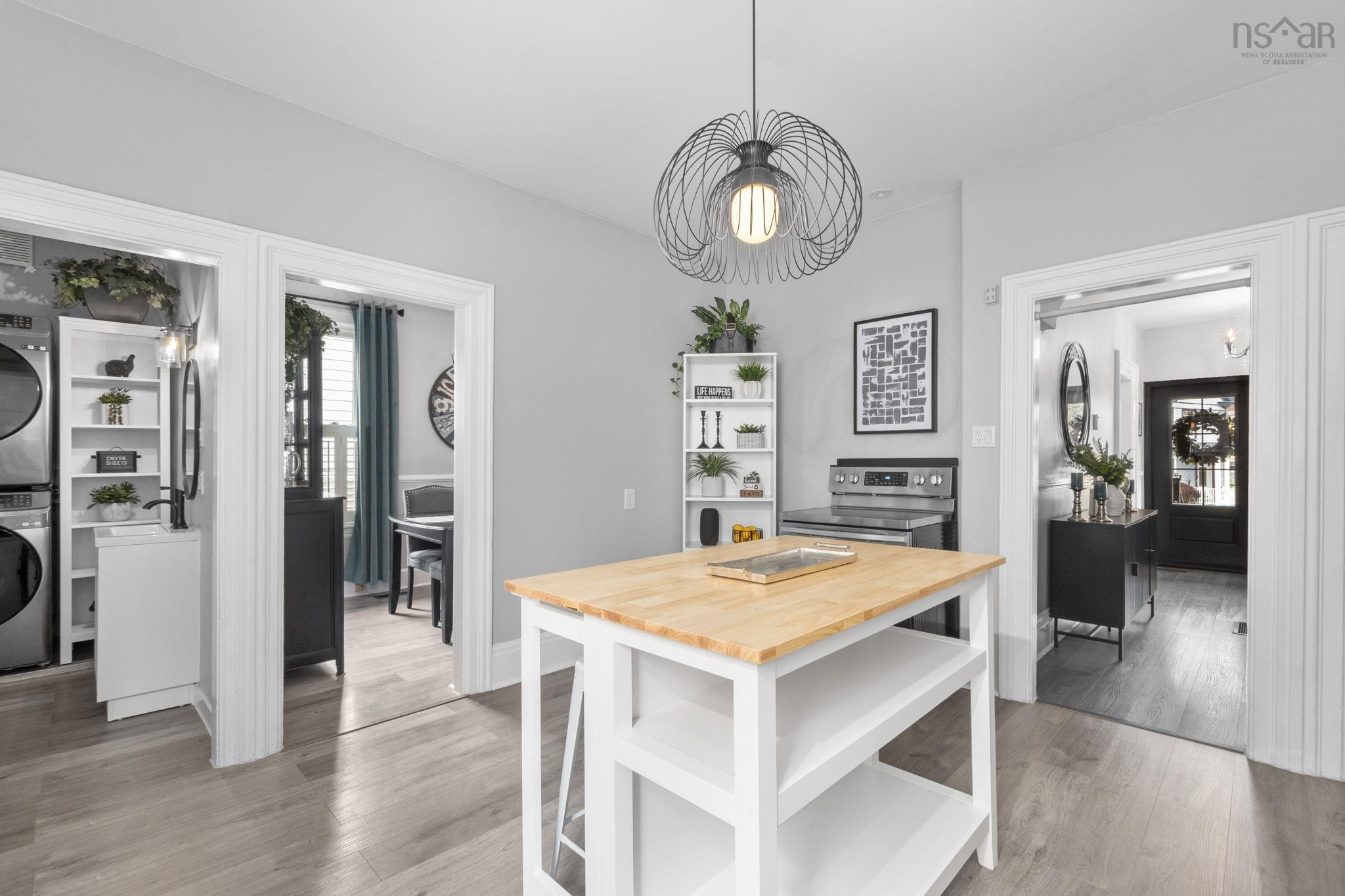 $499,900.00: 154 Chestnut Street, Windsor