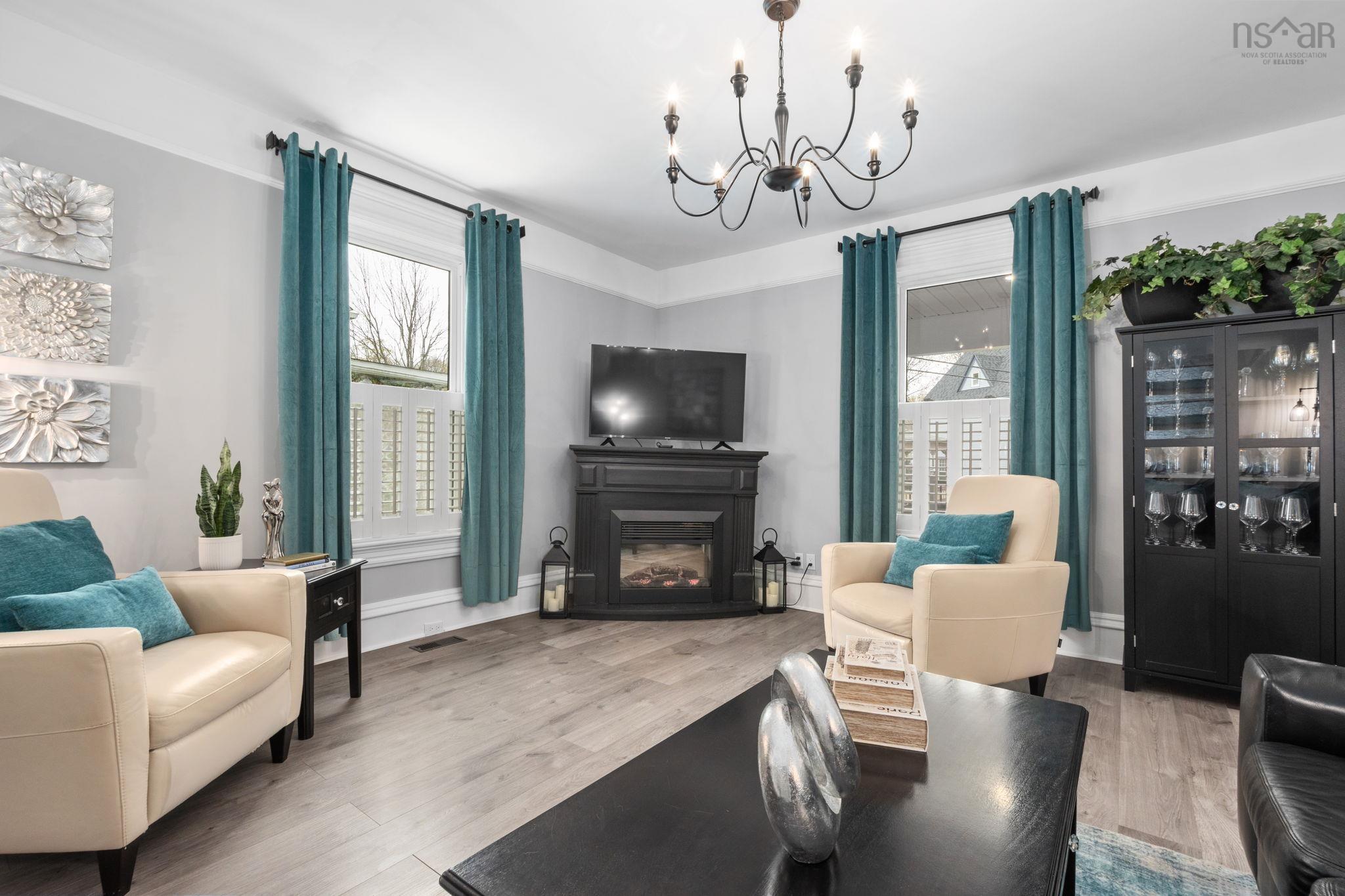 $499,900.00: 154 Chestnut Street, Windsor
