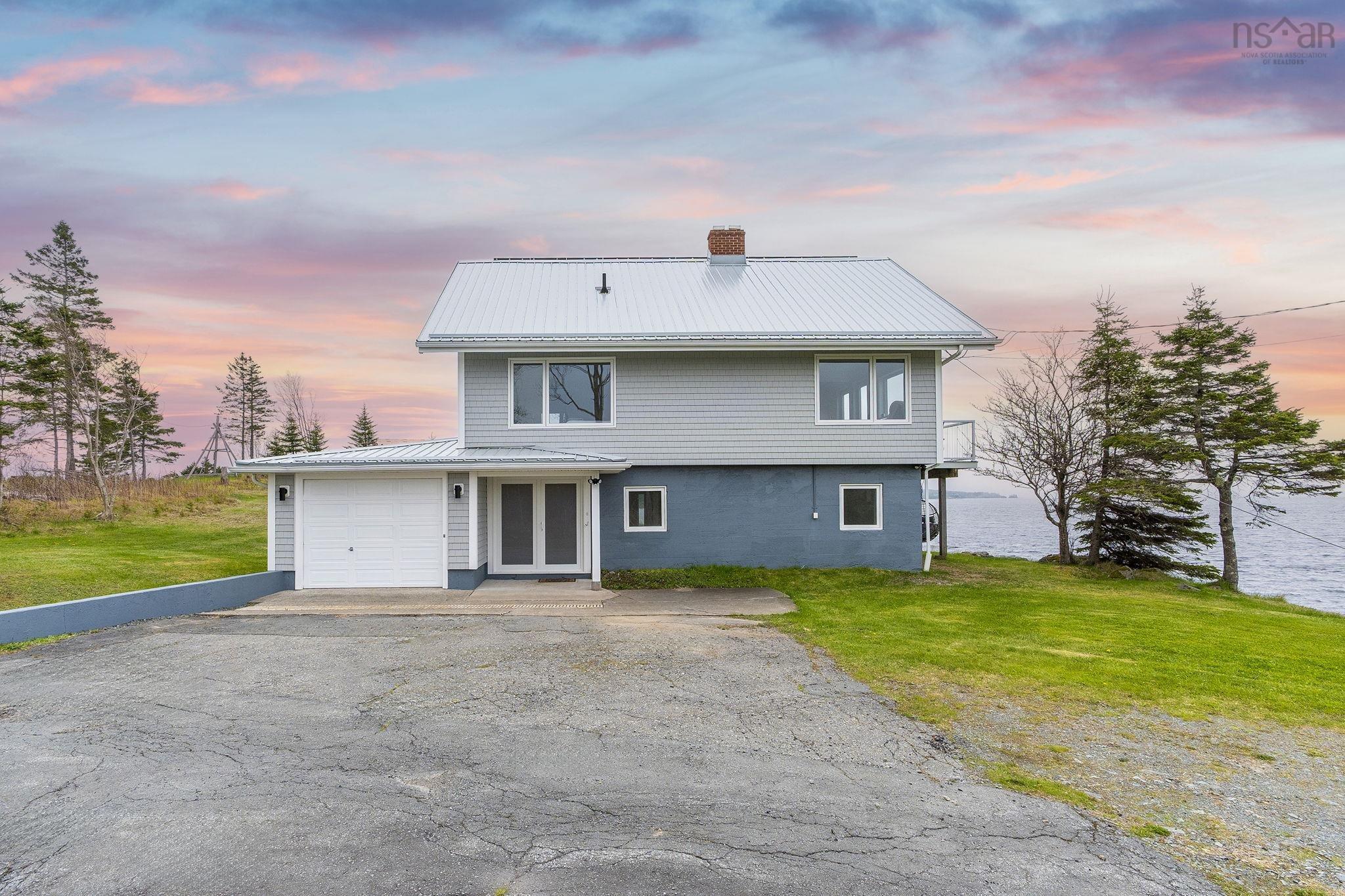 $889,900.00: 10380 hwy 7 Oyster Pond, Oyster Pond