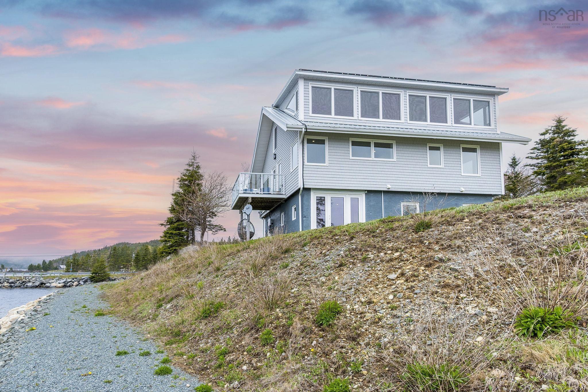 $889,900.00: 10380 hwy 7 Oyster Pond, Oyster Pond