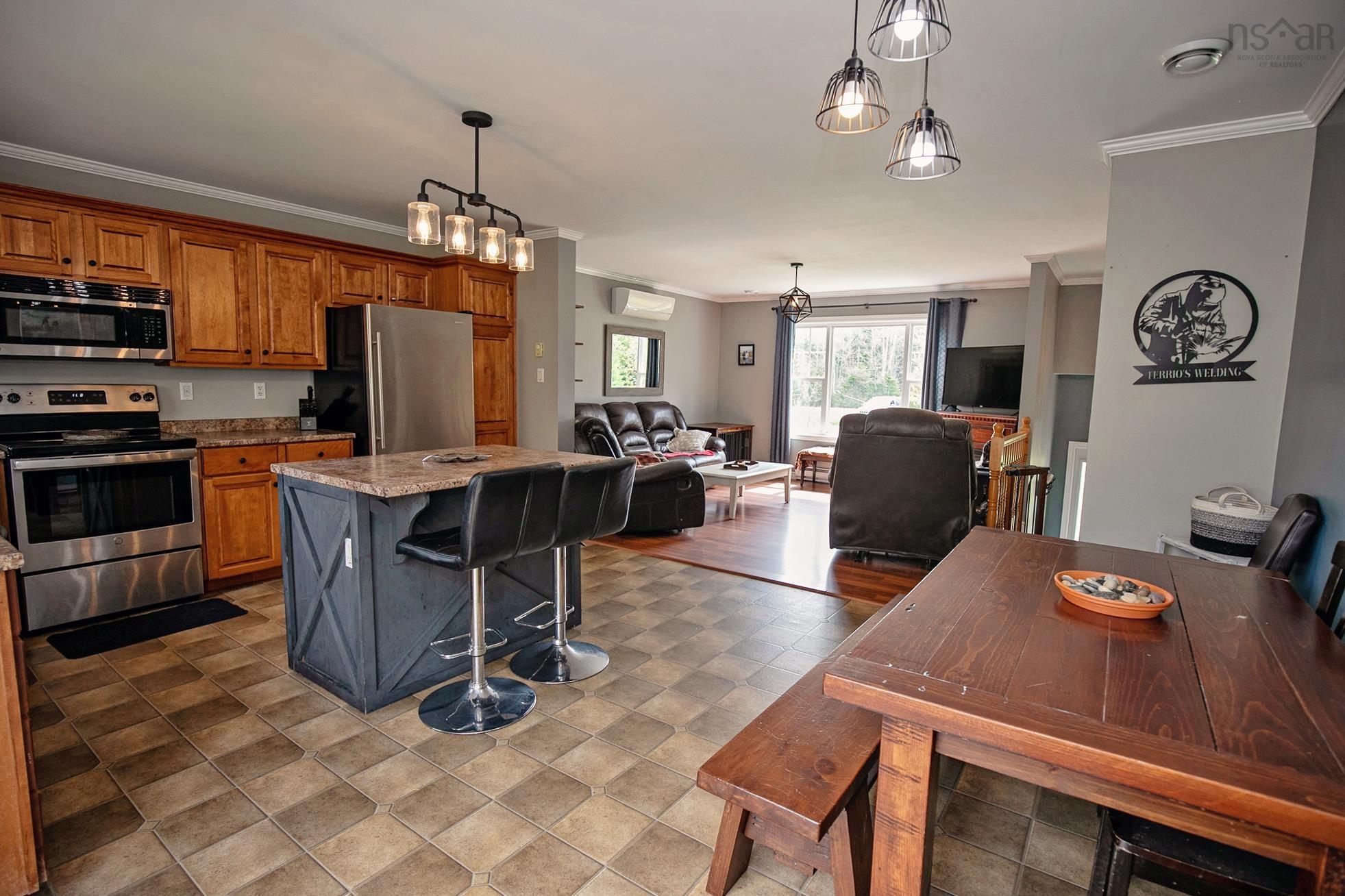 $479,900.00: 1223 Southampton Road, West Amherst