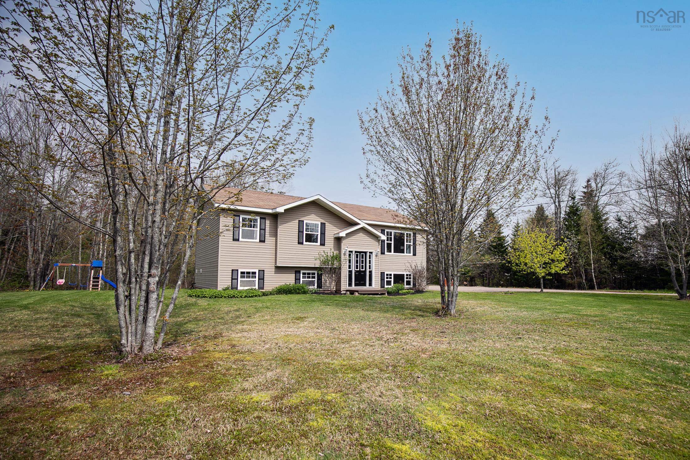 $479,900.00: 1223 Southampton Road, West Amherst