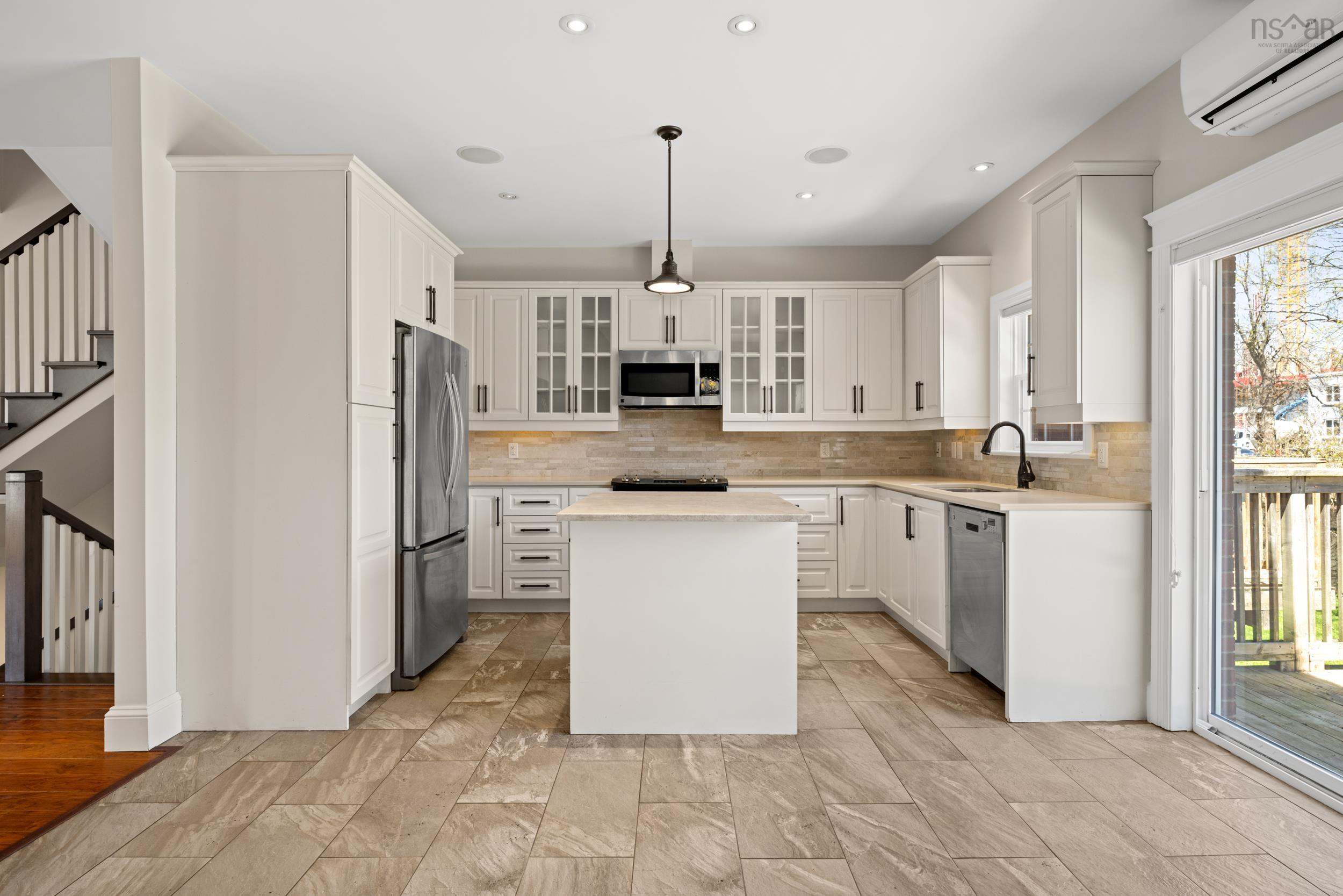 $1,350,000.00: 1727 Cadmus Court, Halifax