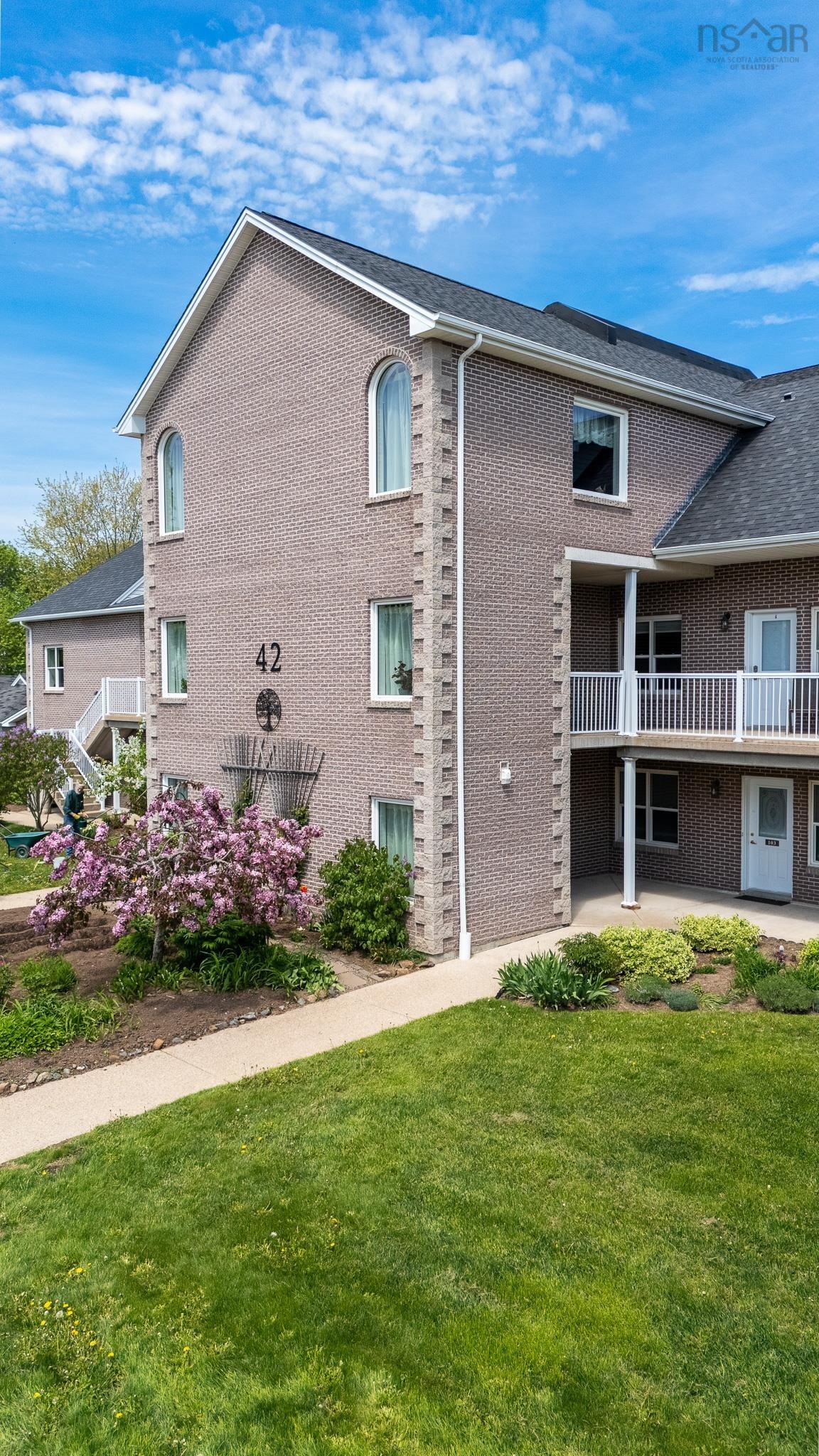 $439,000.00: 101 42 Bigelow Street, Wolfville