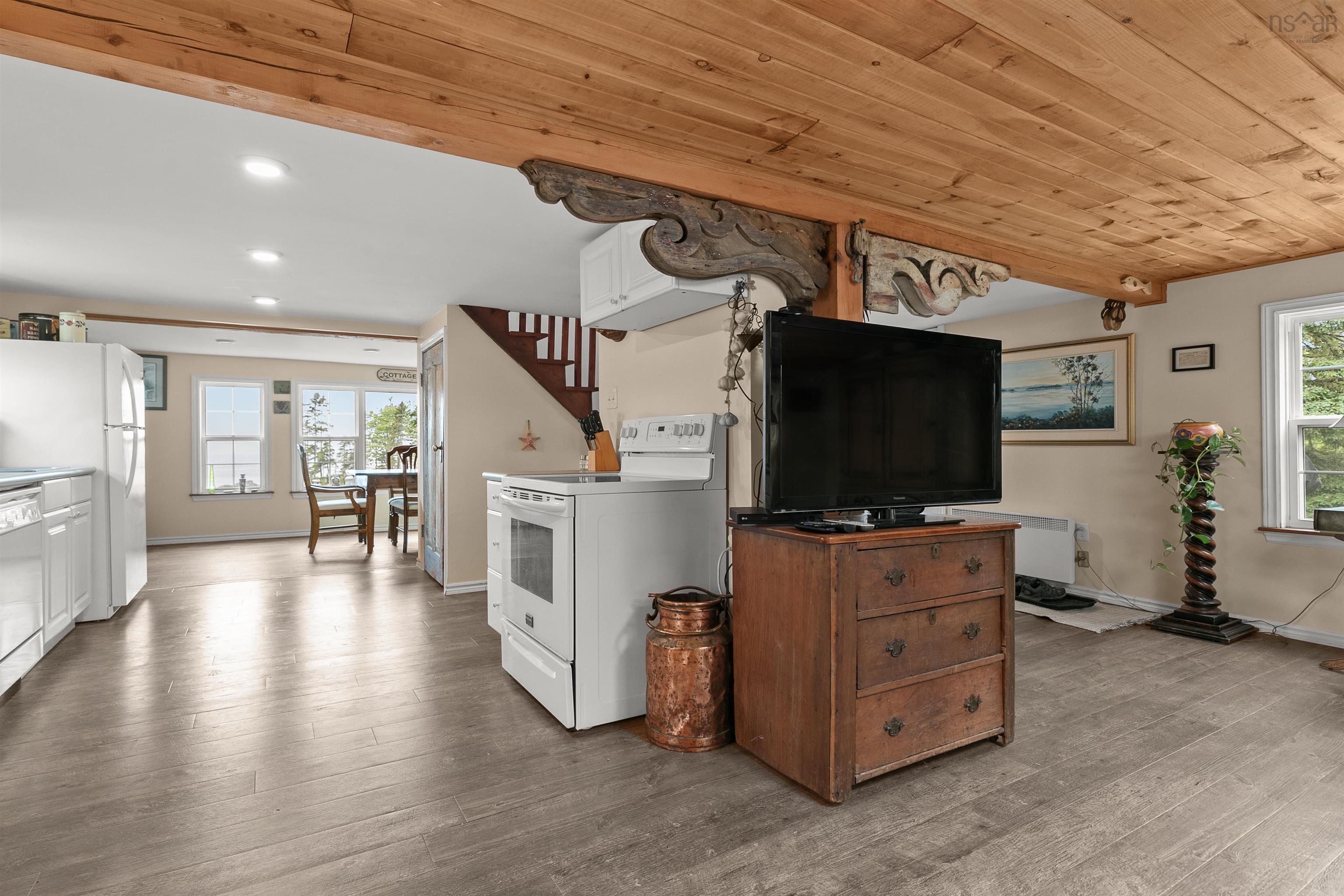 $499,000.00: 7187 Highway 329 Highway, East River