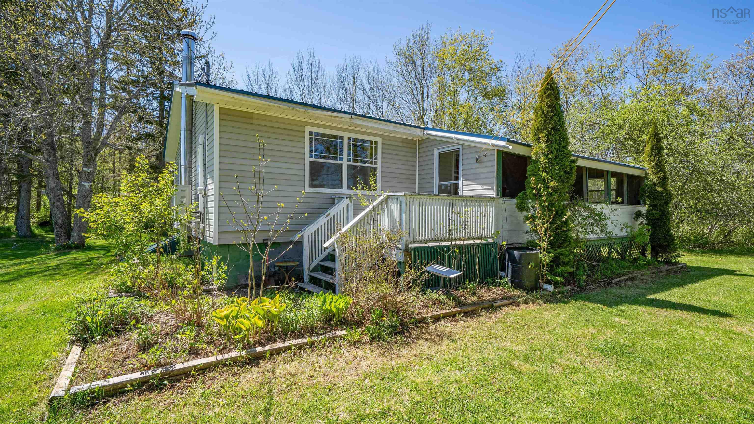 $249,900.00: 5569 East River West Side Road, Eureka