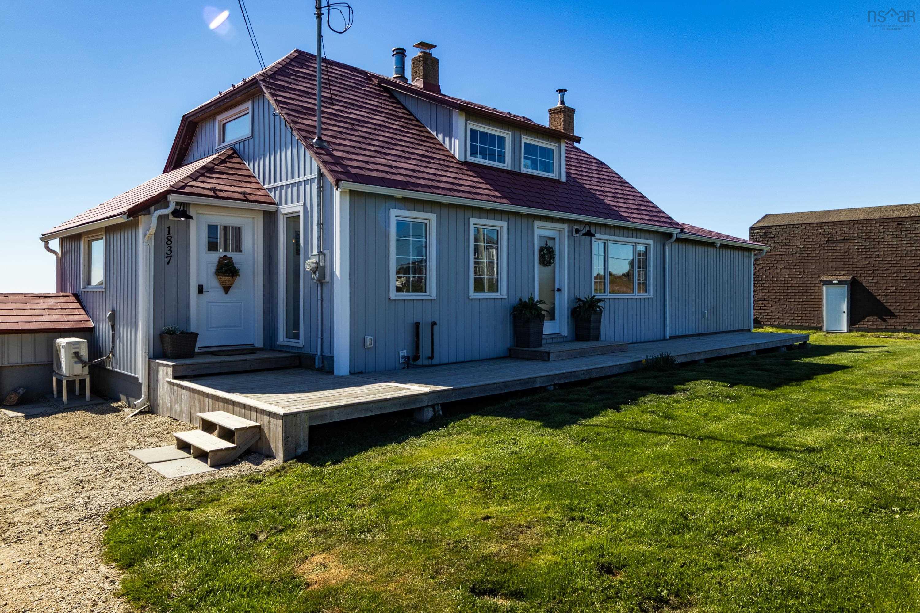 $549,900.00: 1837 Main Shore Road, Sandford