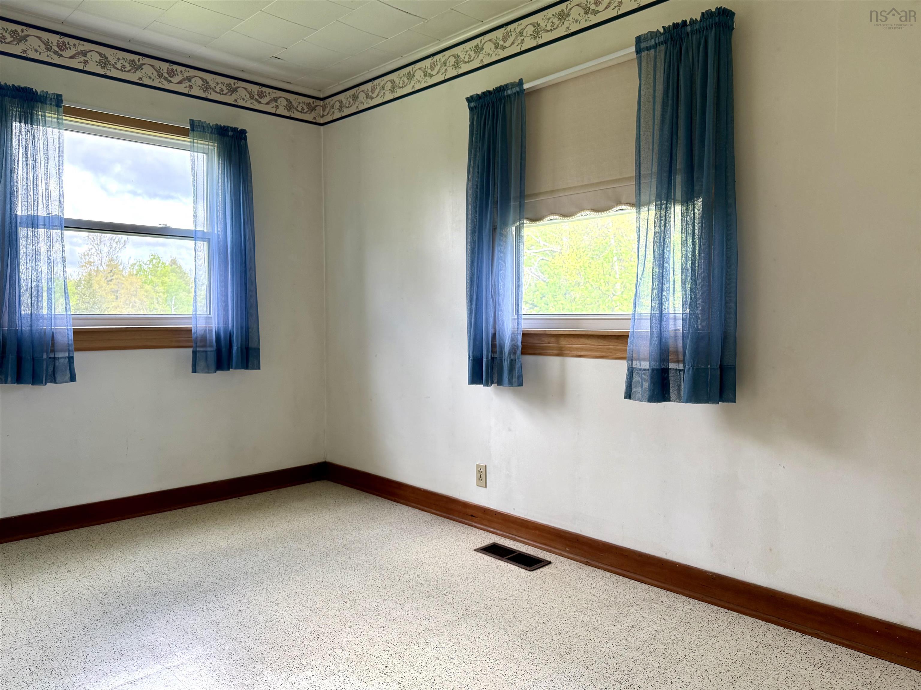 $324,900.00: 897 6 Highway, East Amherst