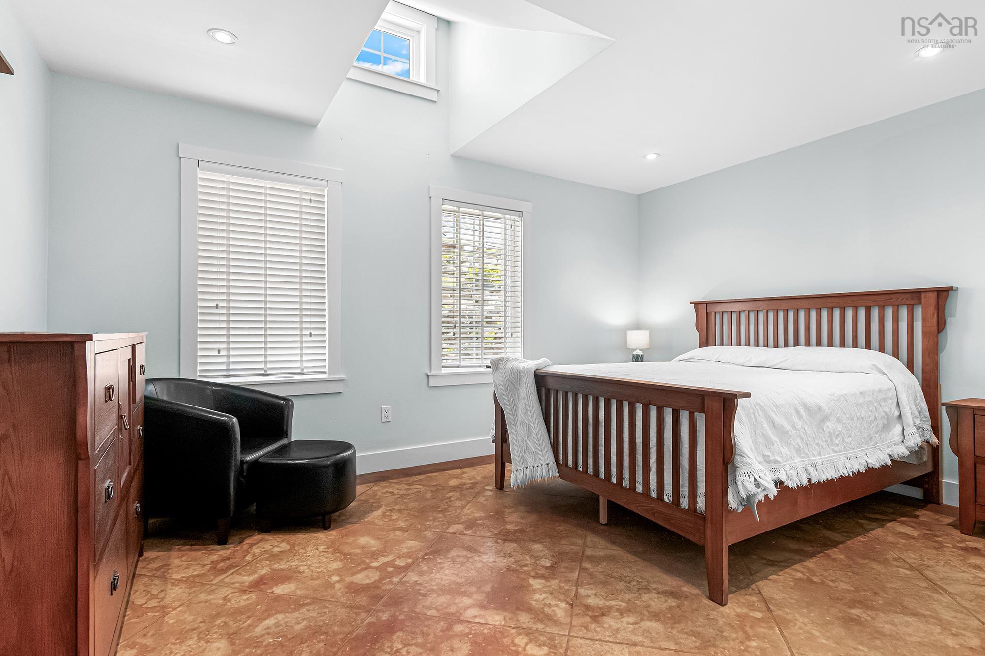 $599,900.00: 5 6 Safe Harbour Close, Deep Cove
