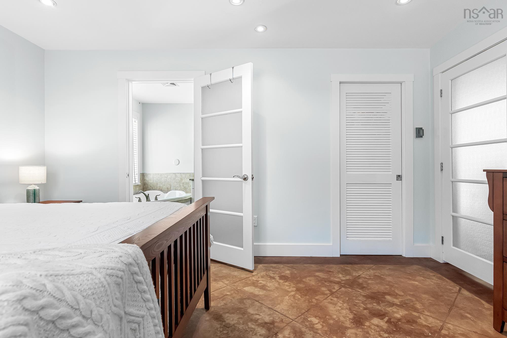 $599,900.00: 5 6 Safe Harbour Close, Deep Cove