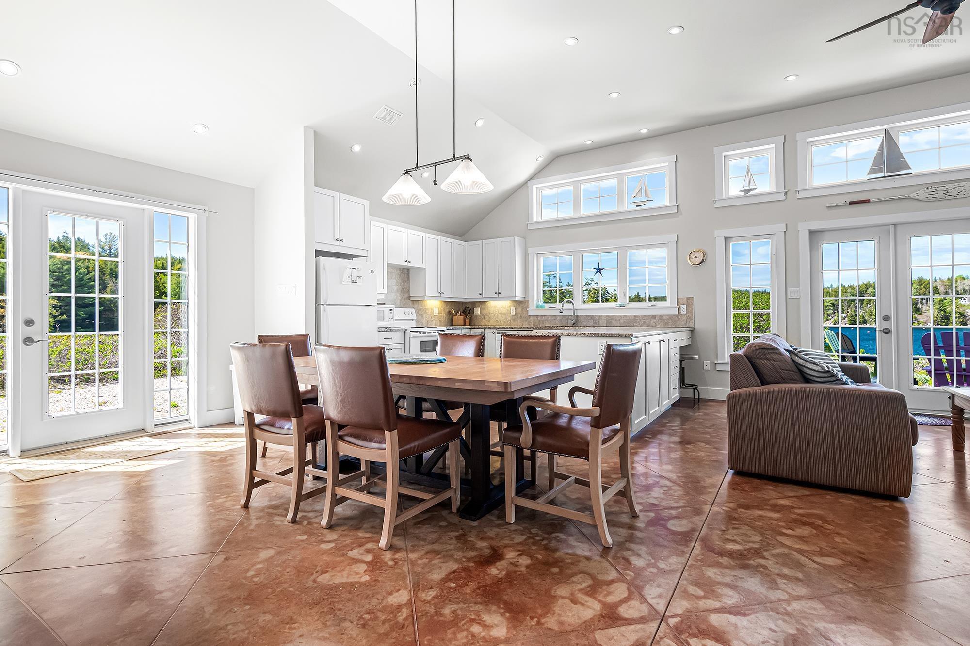 $599,900.00: 5 6 Safe Harbour Close, Deep Cove