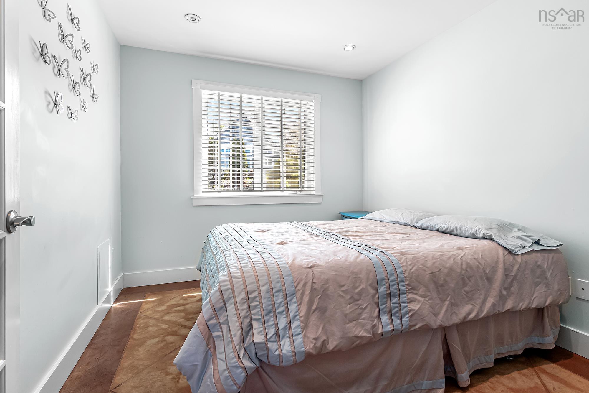 $599,900.00: 5 6 Safe Harbour Close, Deep Cove