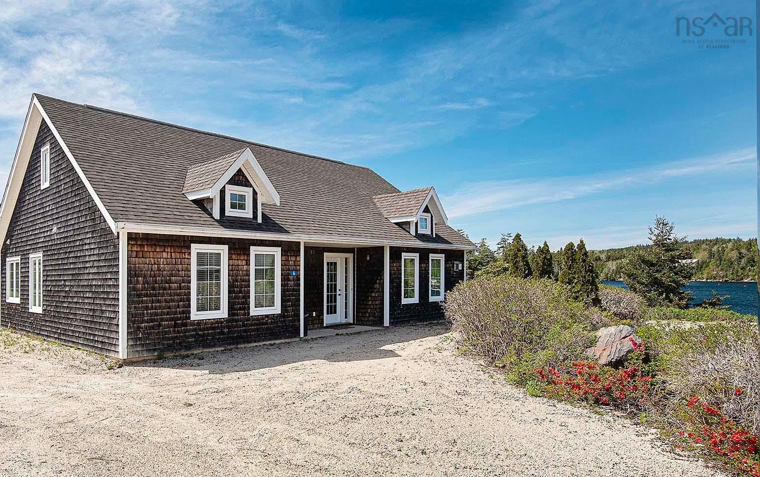 $599,900.00: 5 6 Safe Harbour Close, Deep Cove