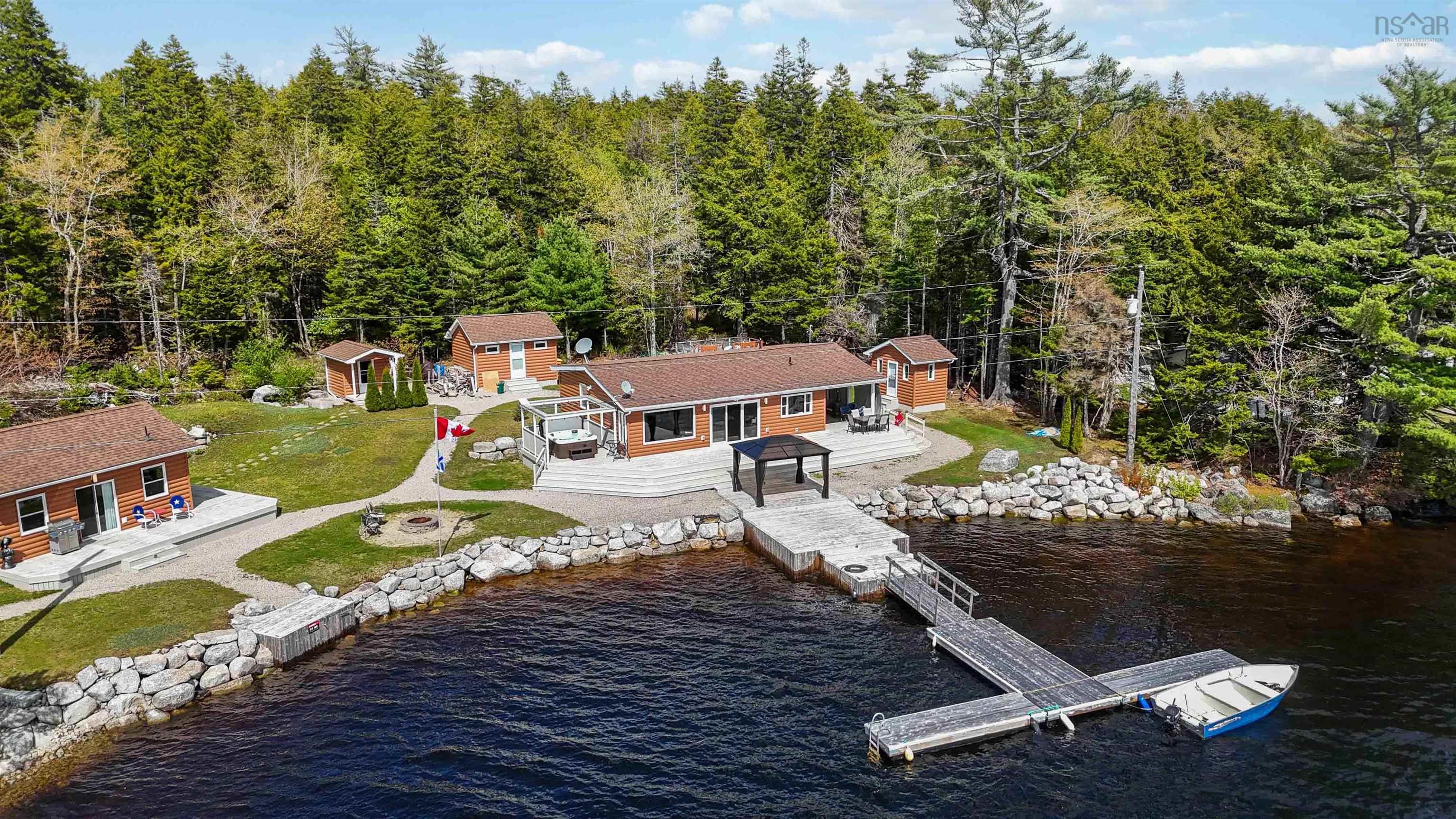 $549,900.00: 815 Dauphinees Mill Lake Water A, Hubbards