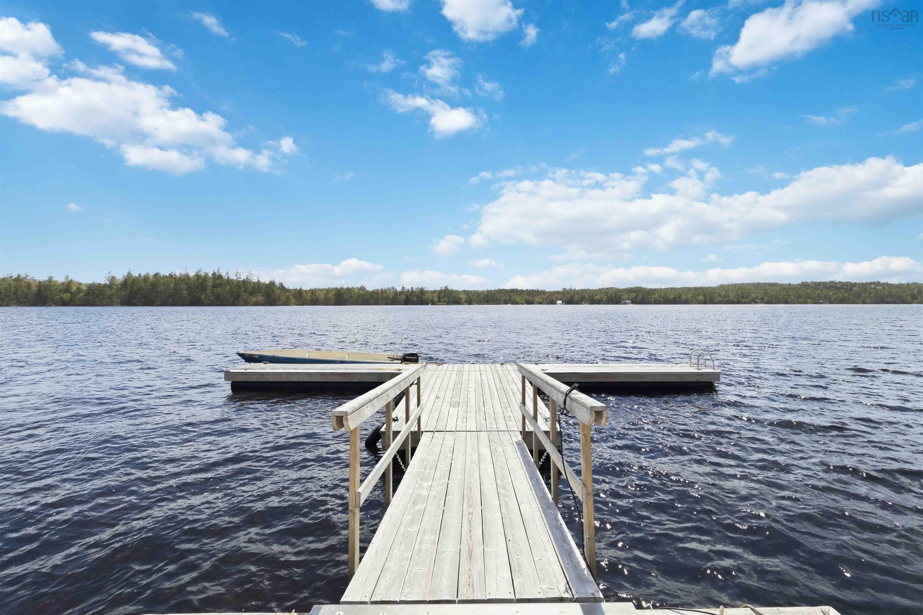 $549,900.00: 815 Dauphinees Mill Lake Water A, Hubbards