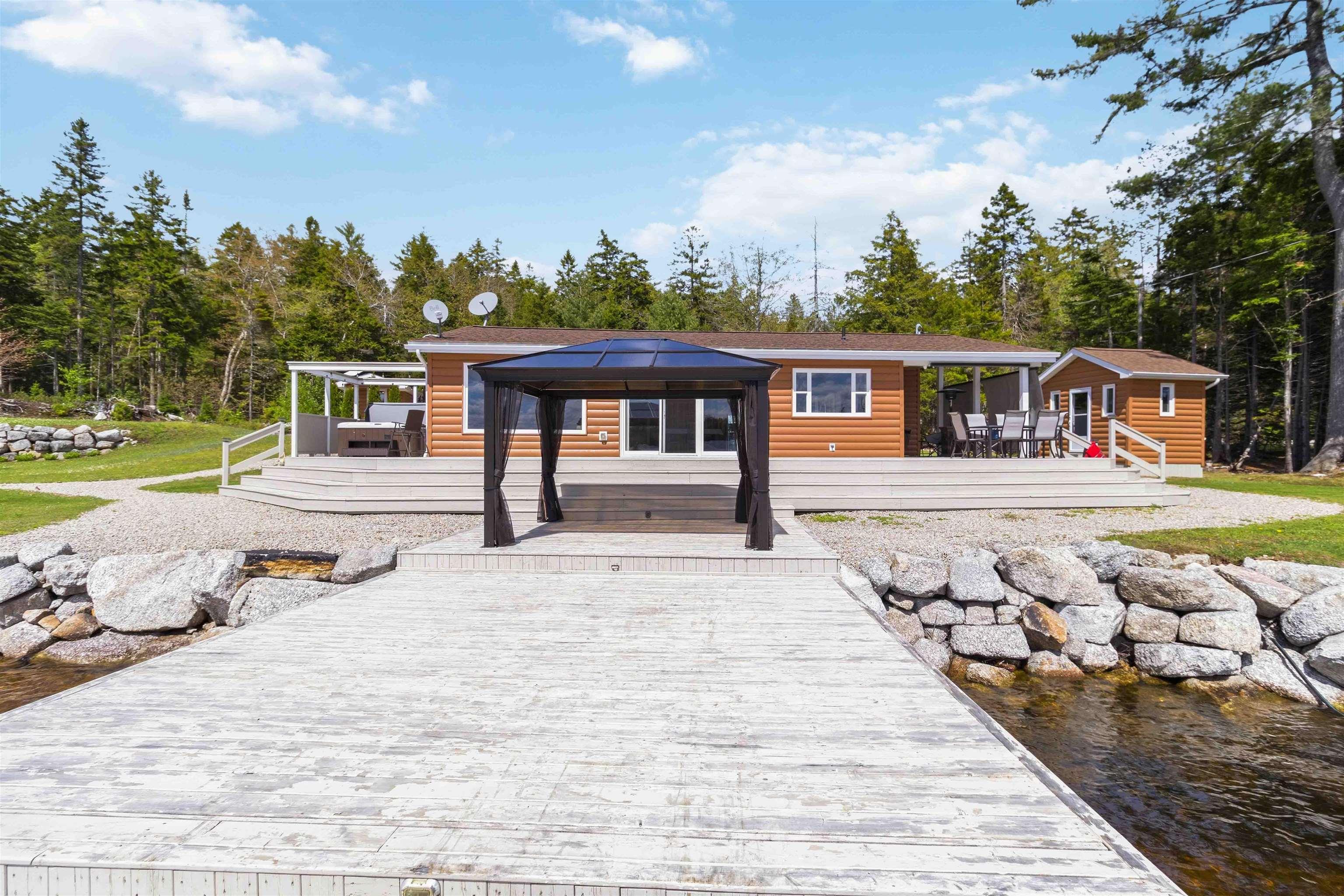 $549,900.00: 815 Dauphinees Mill Lake Water A, Hubbards