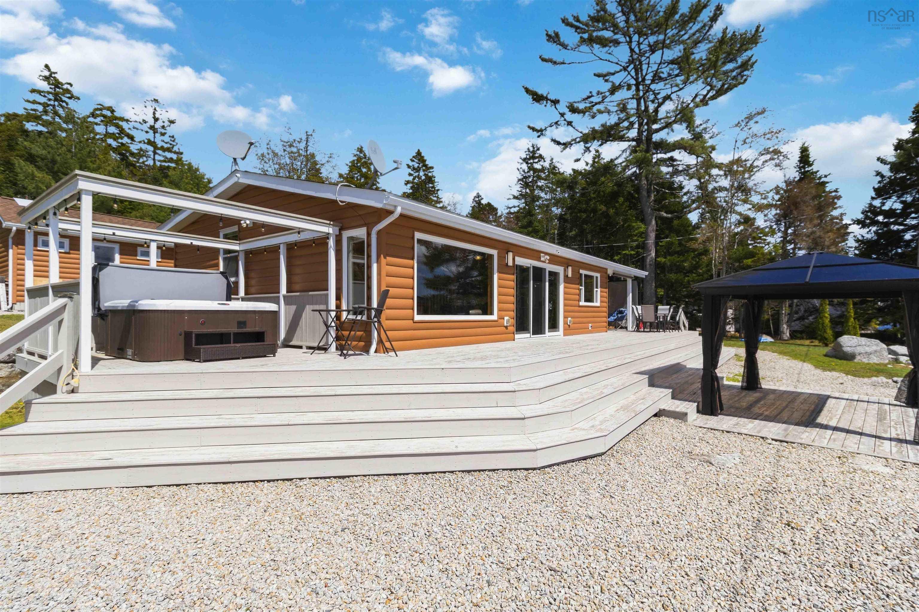 $549,900.00: 815 Dauphinees Mill Lake Water A, Hubbards