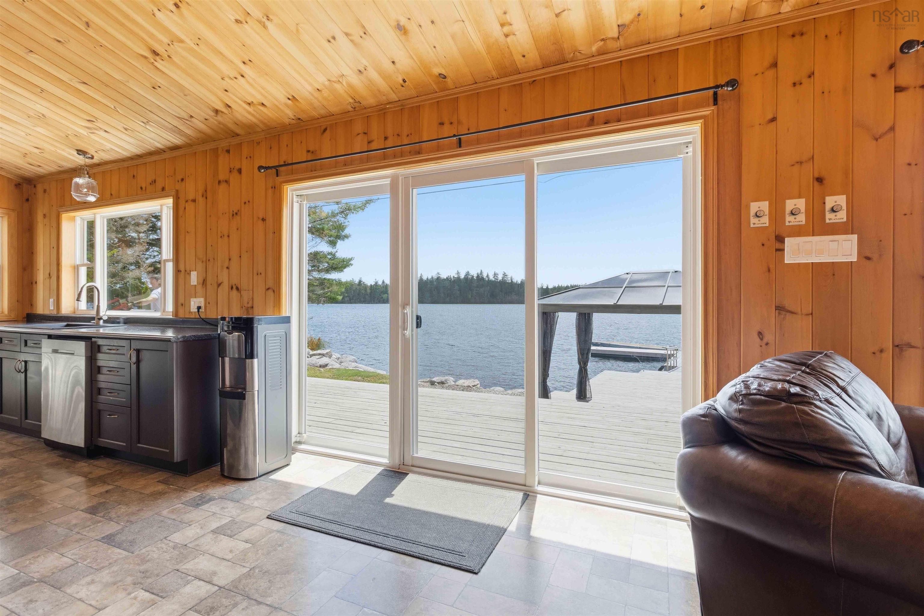 $549,900.00: 815 Dauphinees Mill Lake Water A, Hubbards