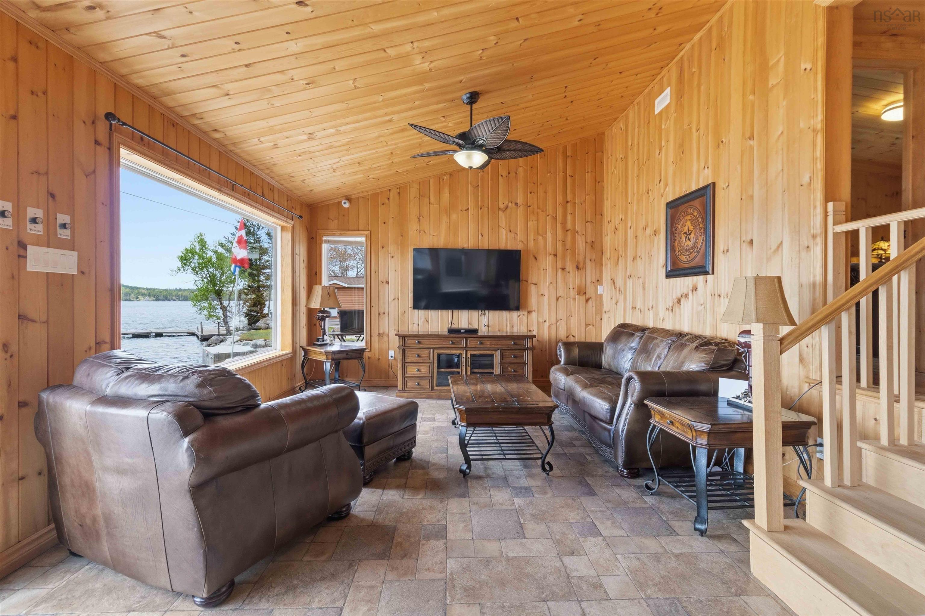 $549,900.00: 815 Dauphinees Mill Lake Water A, Hubbards