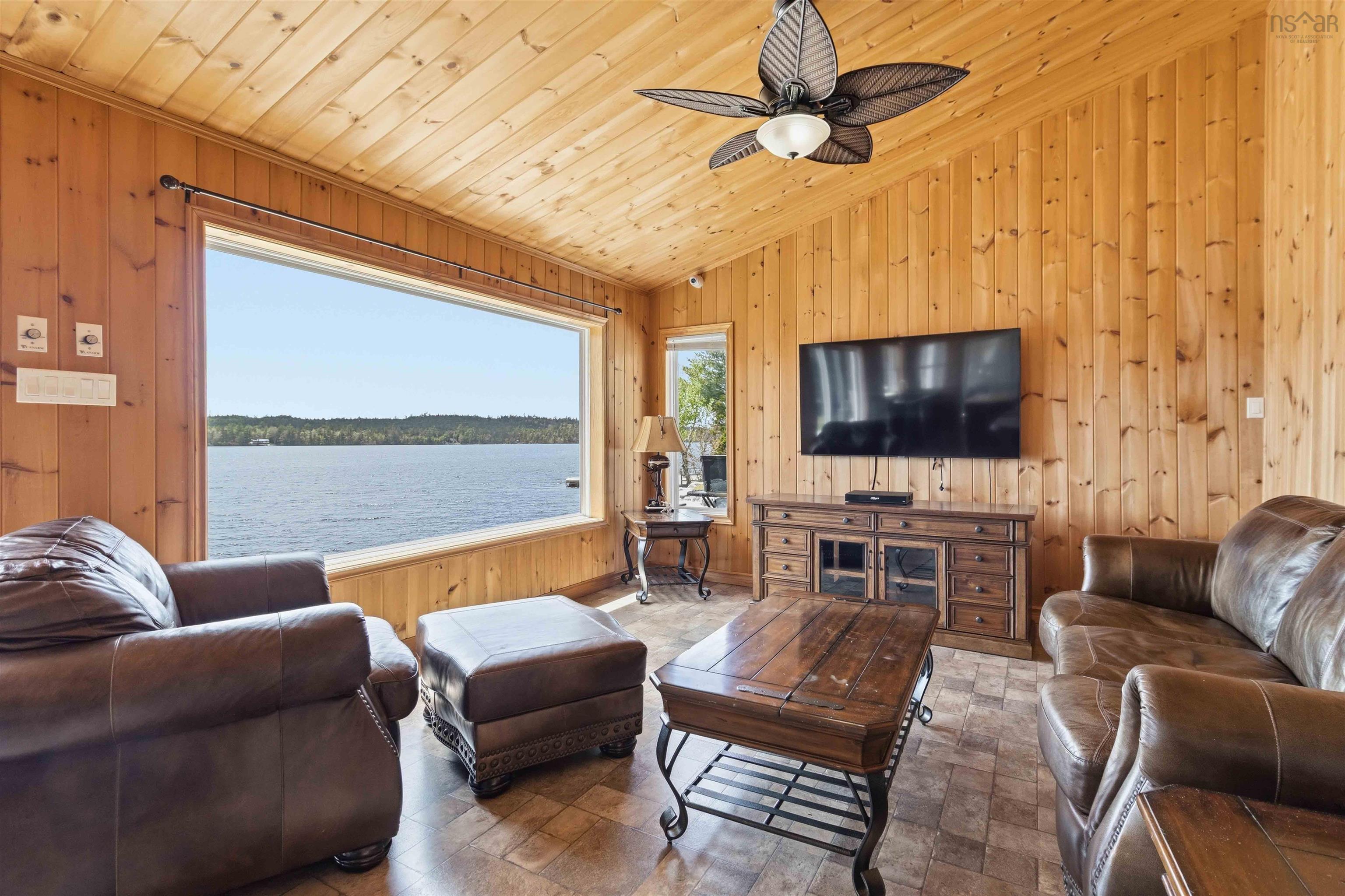 $549,900.00: 815 Dauphinees Mill Lake Water A, Hubbards