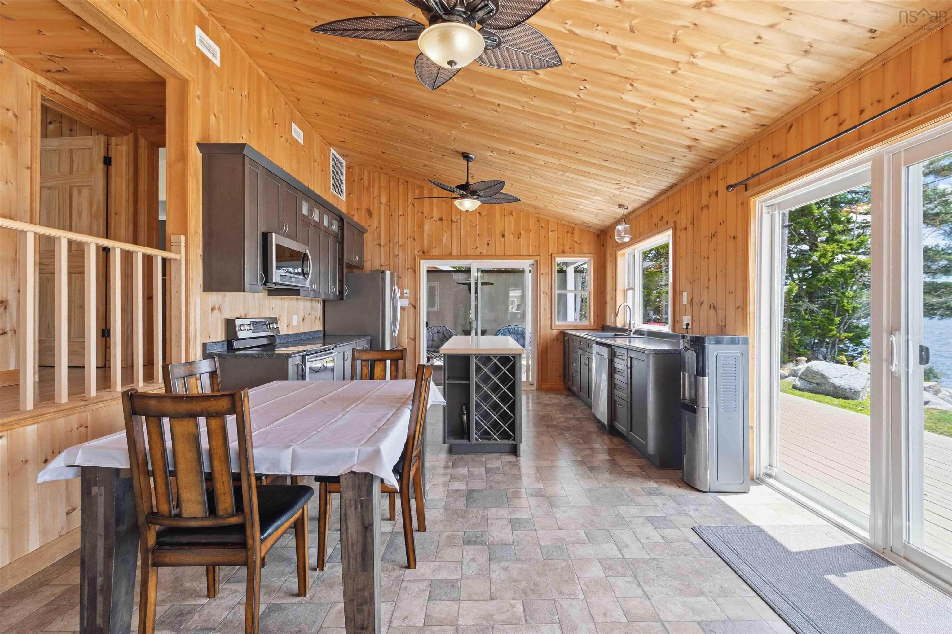$549,900.00: 815 Dauphinees Mill Lake Water A, Hubbards