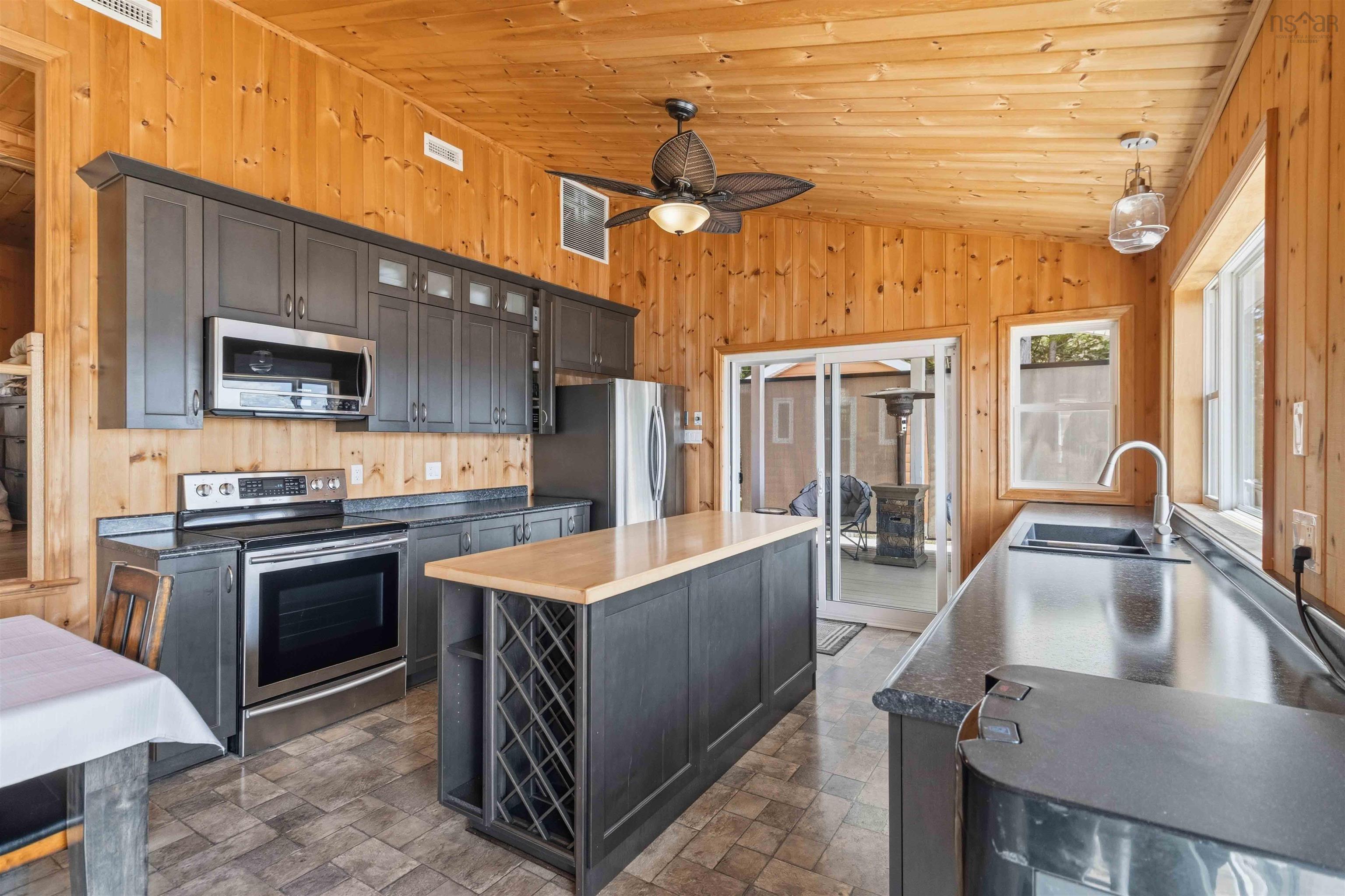 $549,900.00: 815 Dauphinees Mill Lake Water A, Hubbards