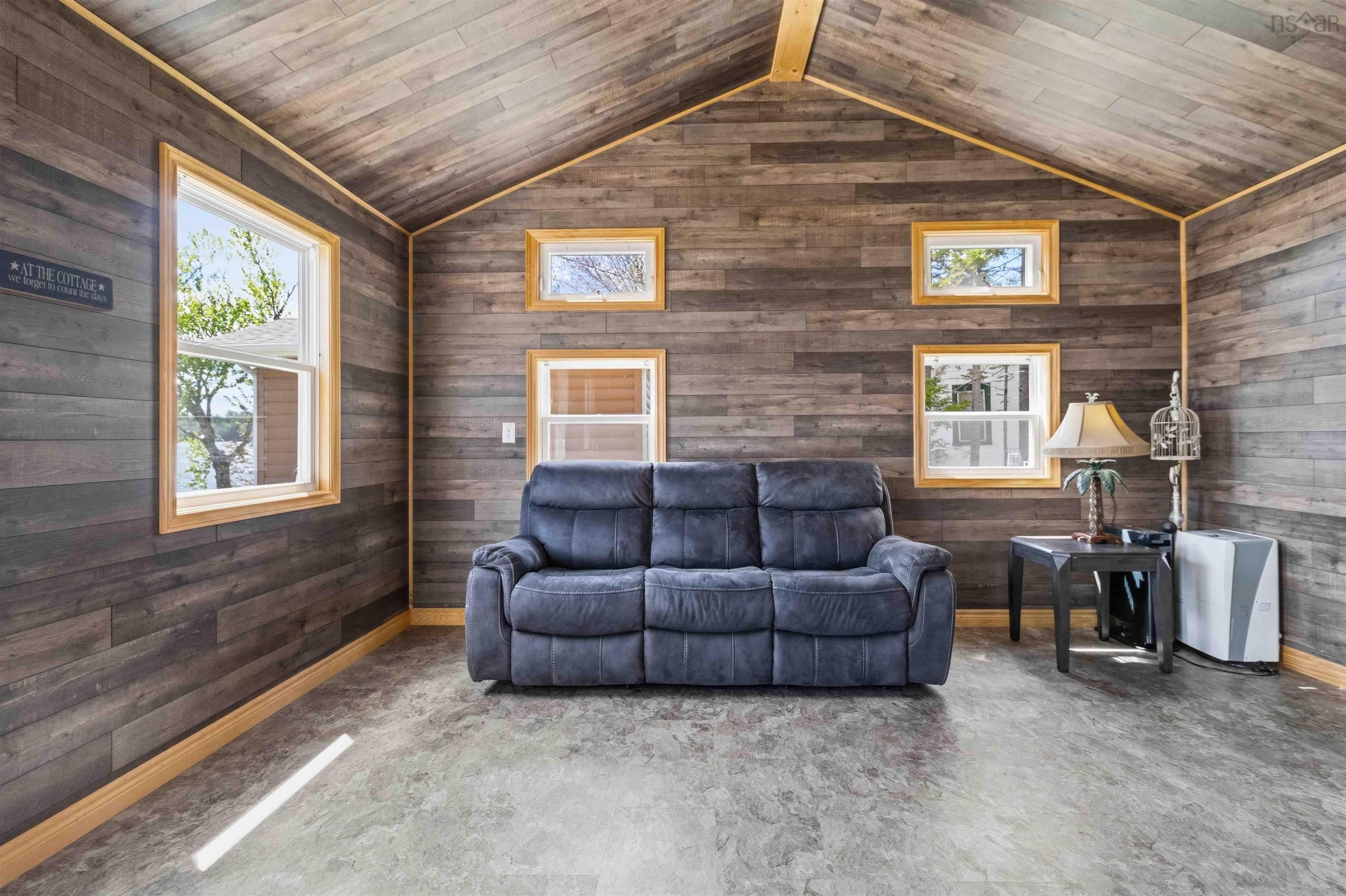 $549,900.00: 815 Dauphinees Mill Lake Water A, Hubbards