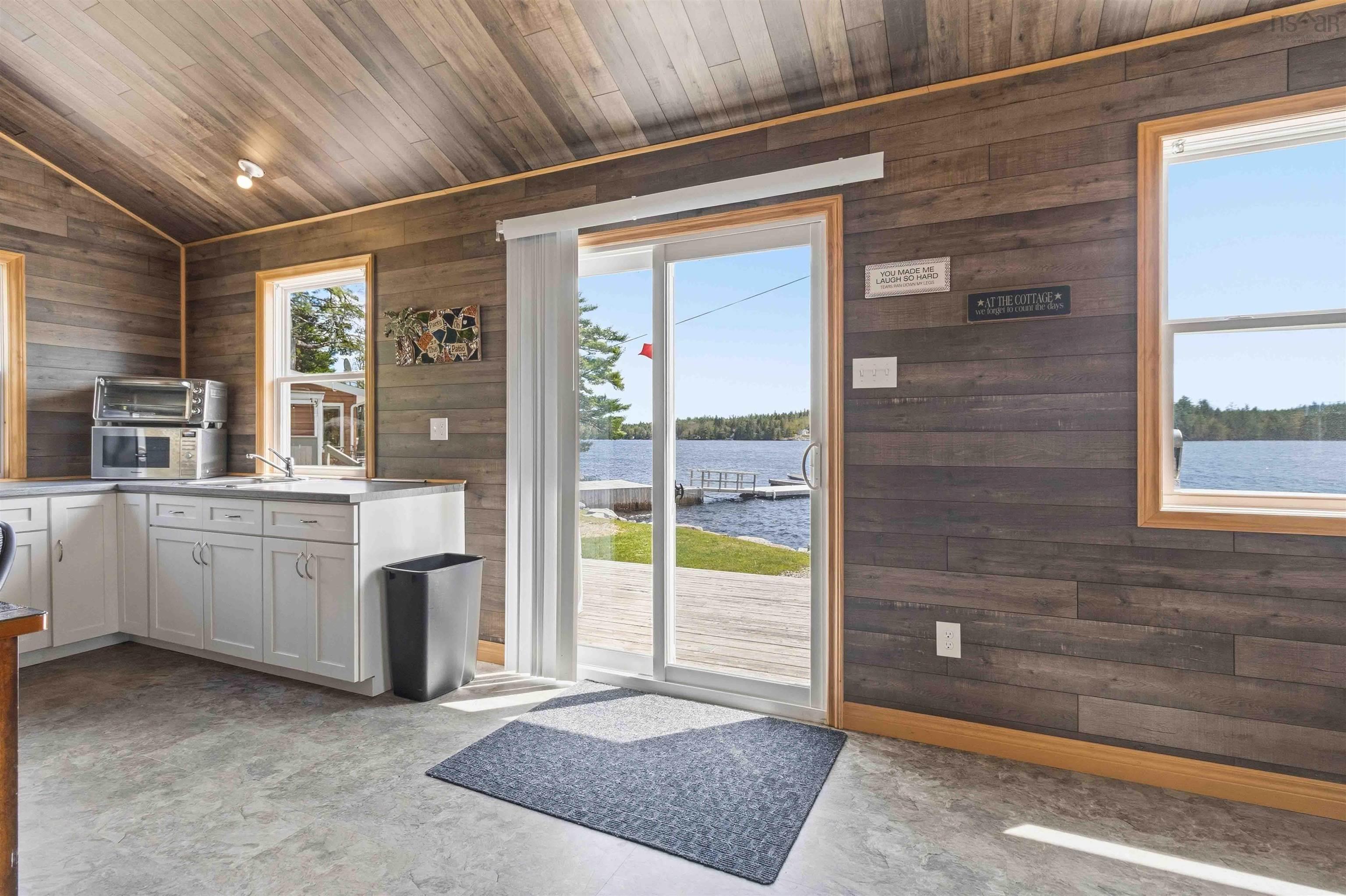 $549,900.00: 815 Dauphinees Mill Lake Water A, Hubbards
