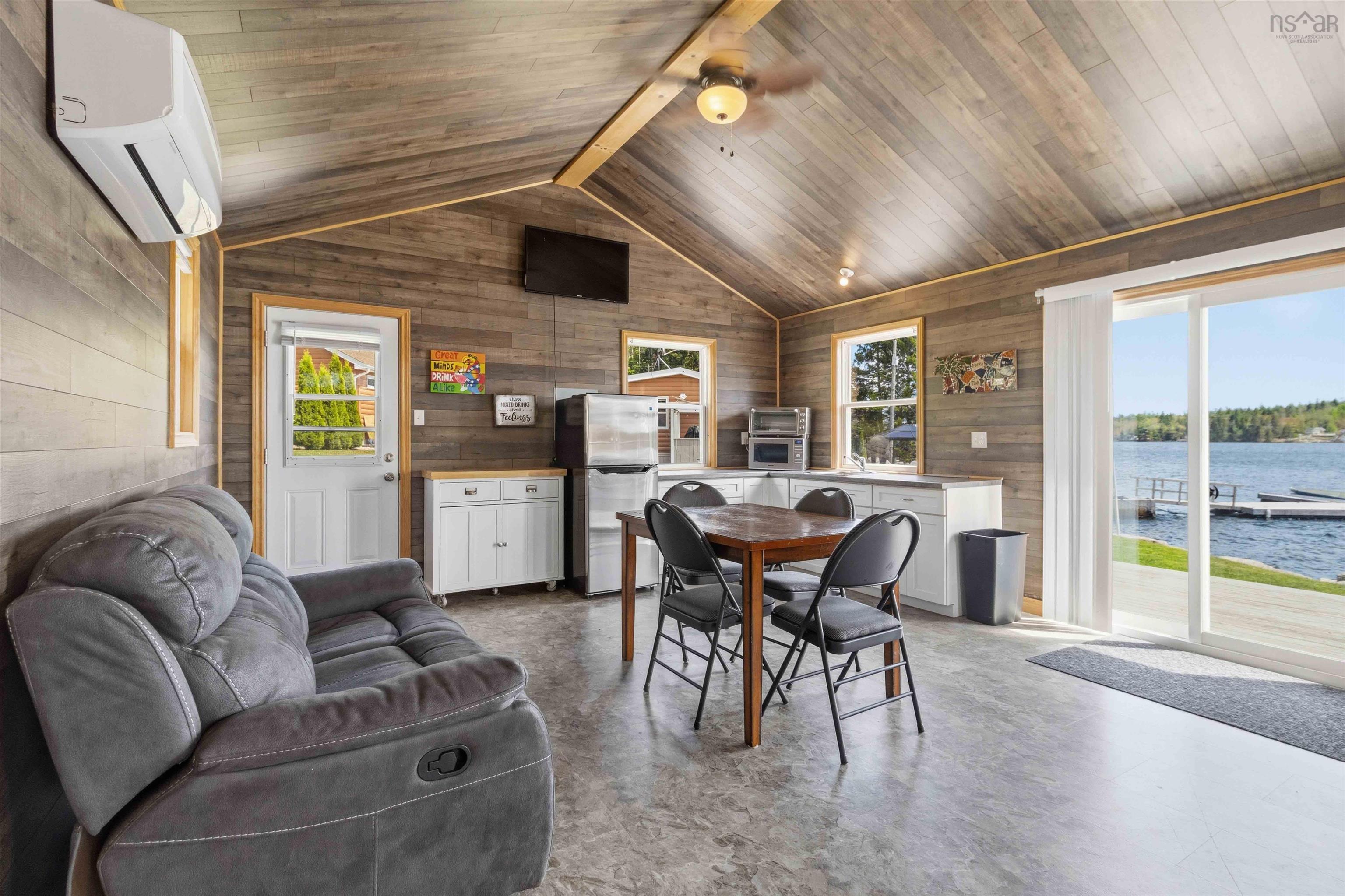 $549,900.00: 815 Dauphinees Mill Lake Water A, Hubbards