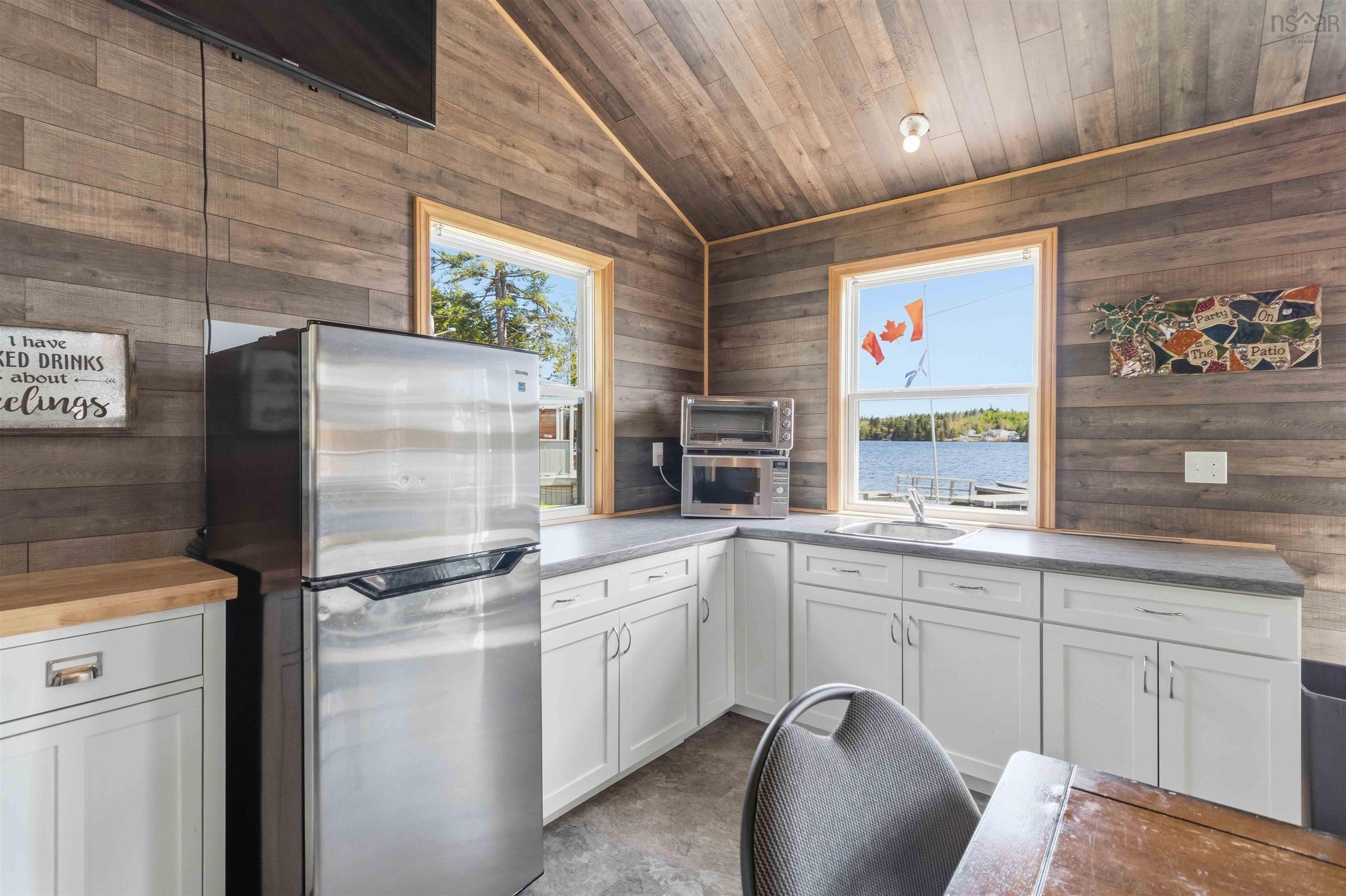 $549,900.00: 815 Dauphinees Mill Lake Water A, Hubbards