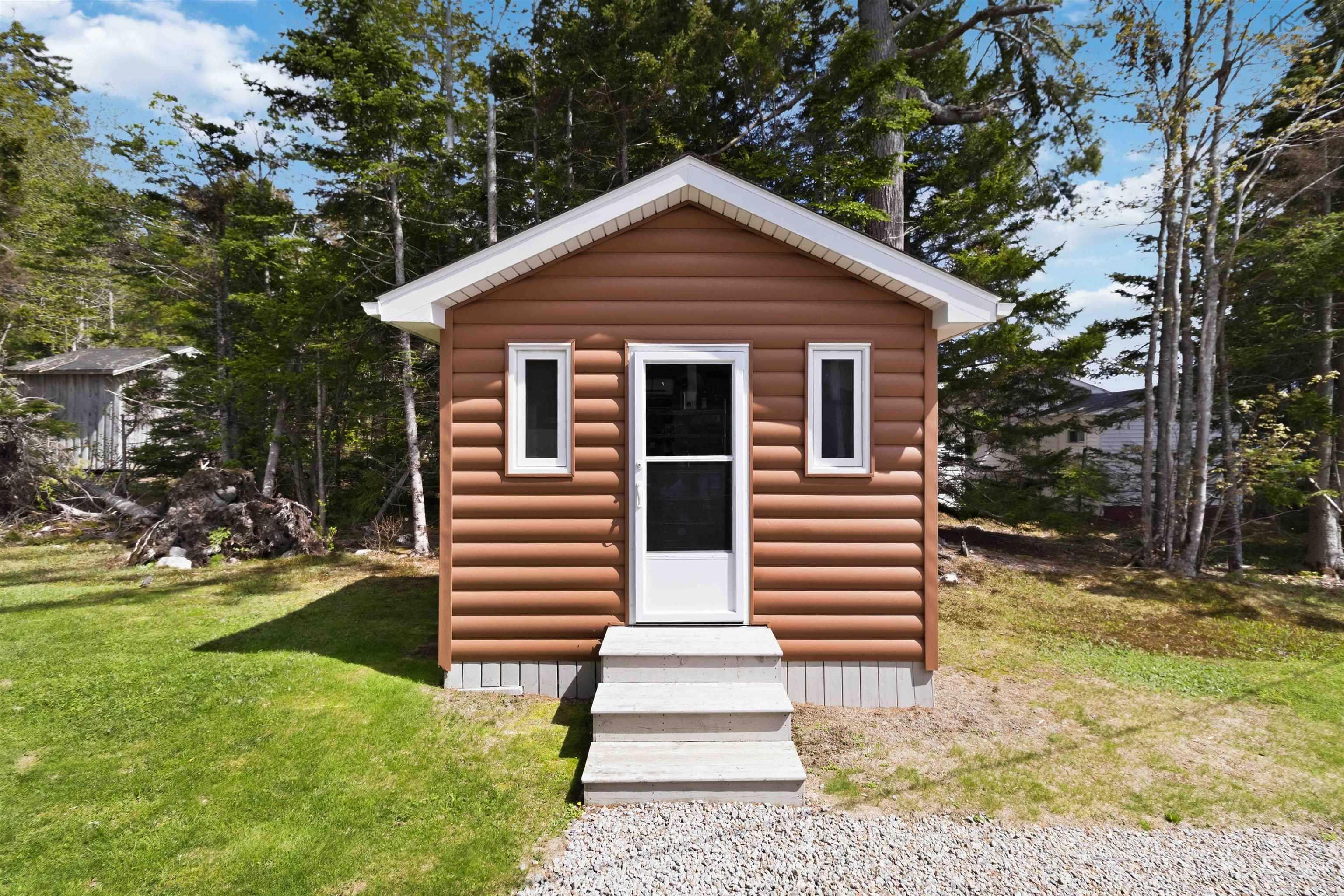 $549,900.00: 815 Dauphinees Mill Lake Water A, Hubbards