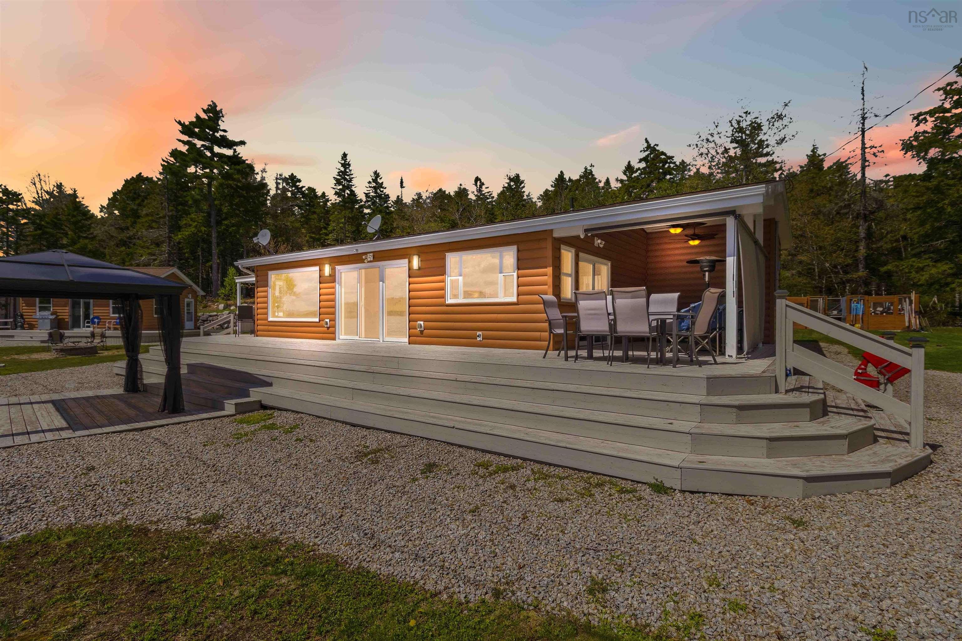$549,900.00: 815 Dauphinees Mill Lake Water A, Hubbards
