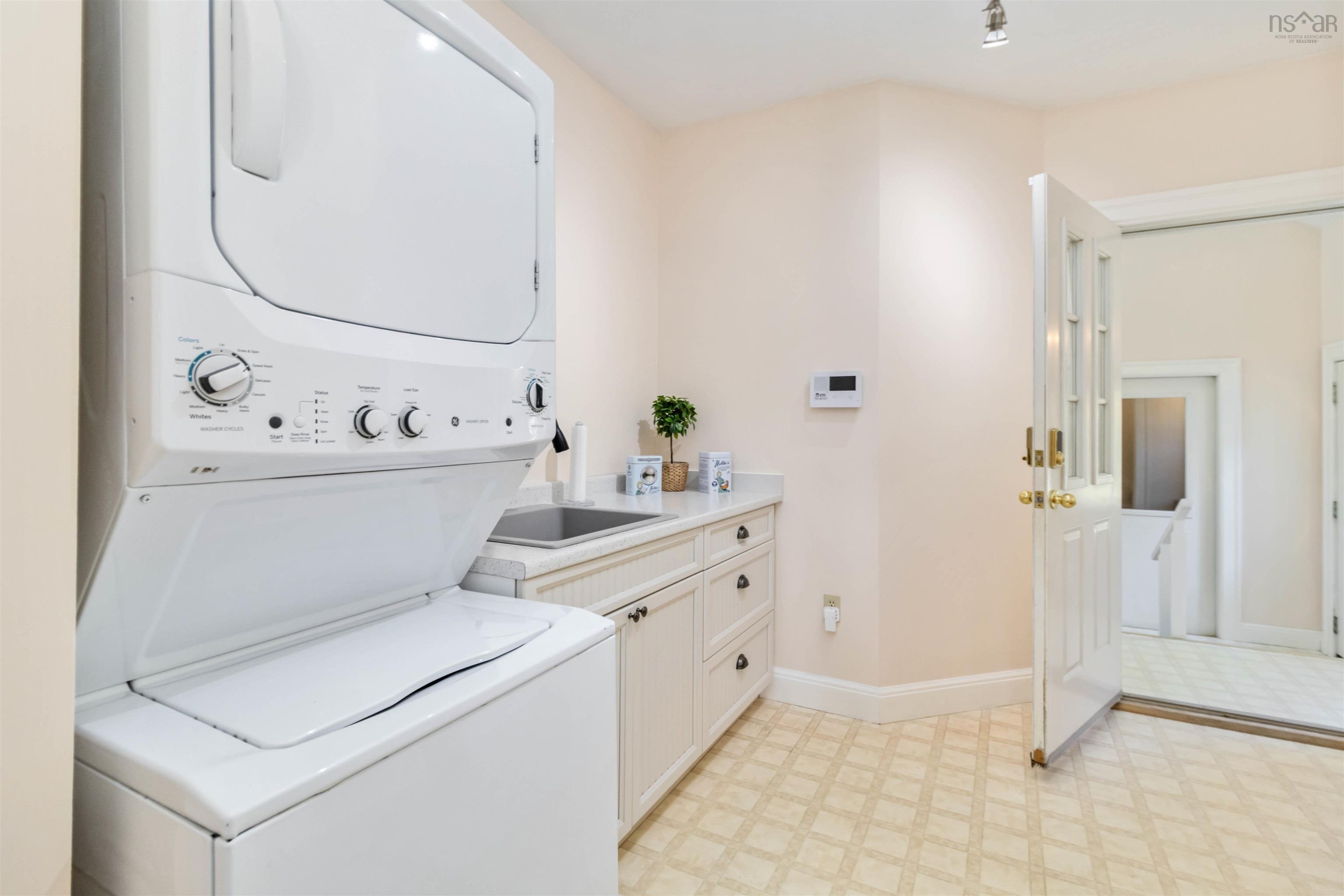 $1,600,000.00: 626 Sleepy Hollow Road, Oakland
