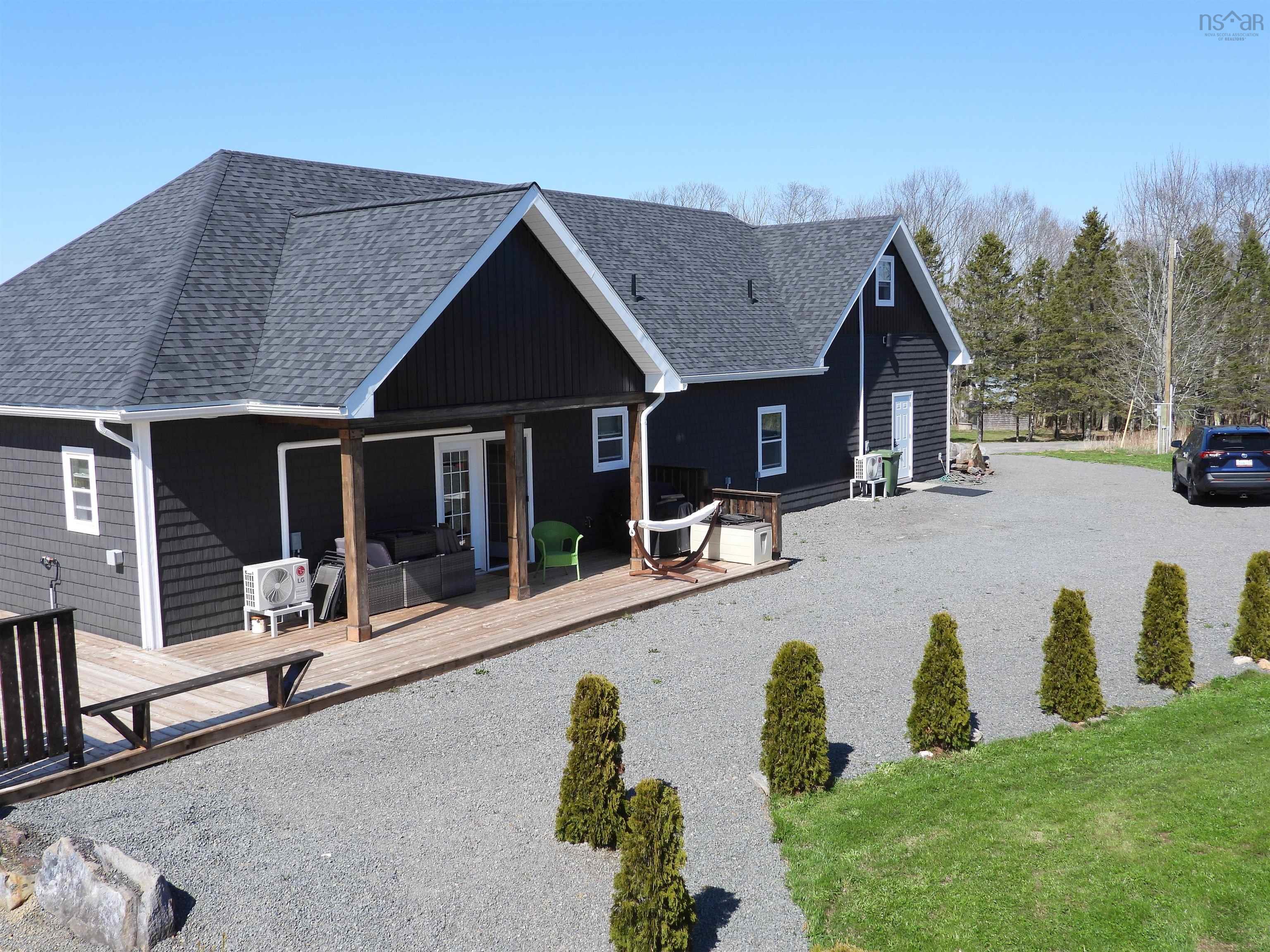 $945,000.00: 40 Old Oak Island Road, Lockhartville