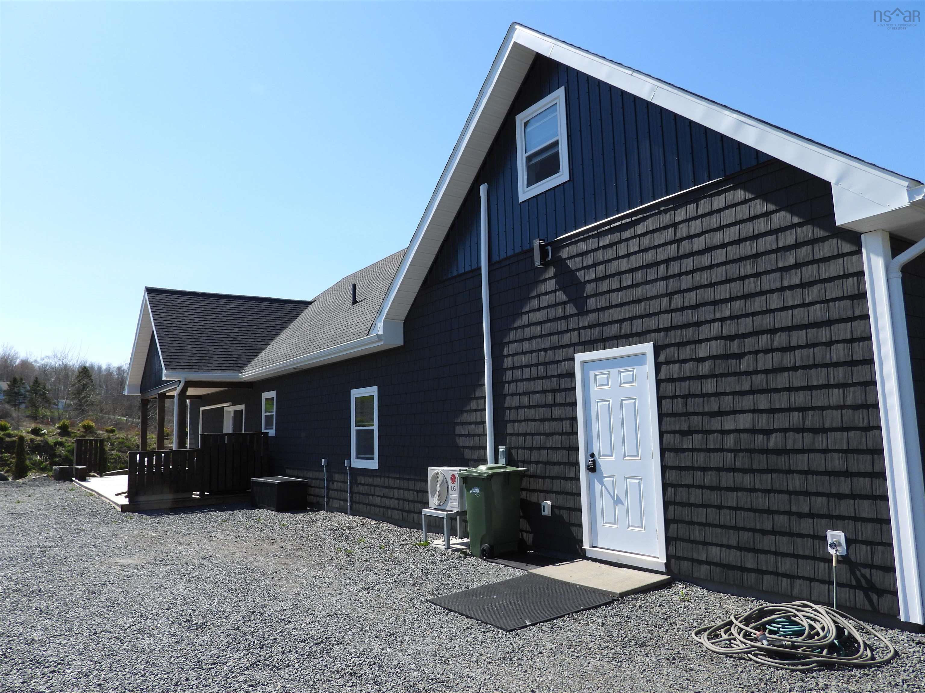 $945,000.00: 40 Old Oak Island Road, Lockhartville
