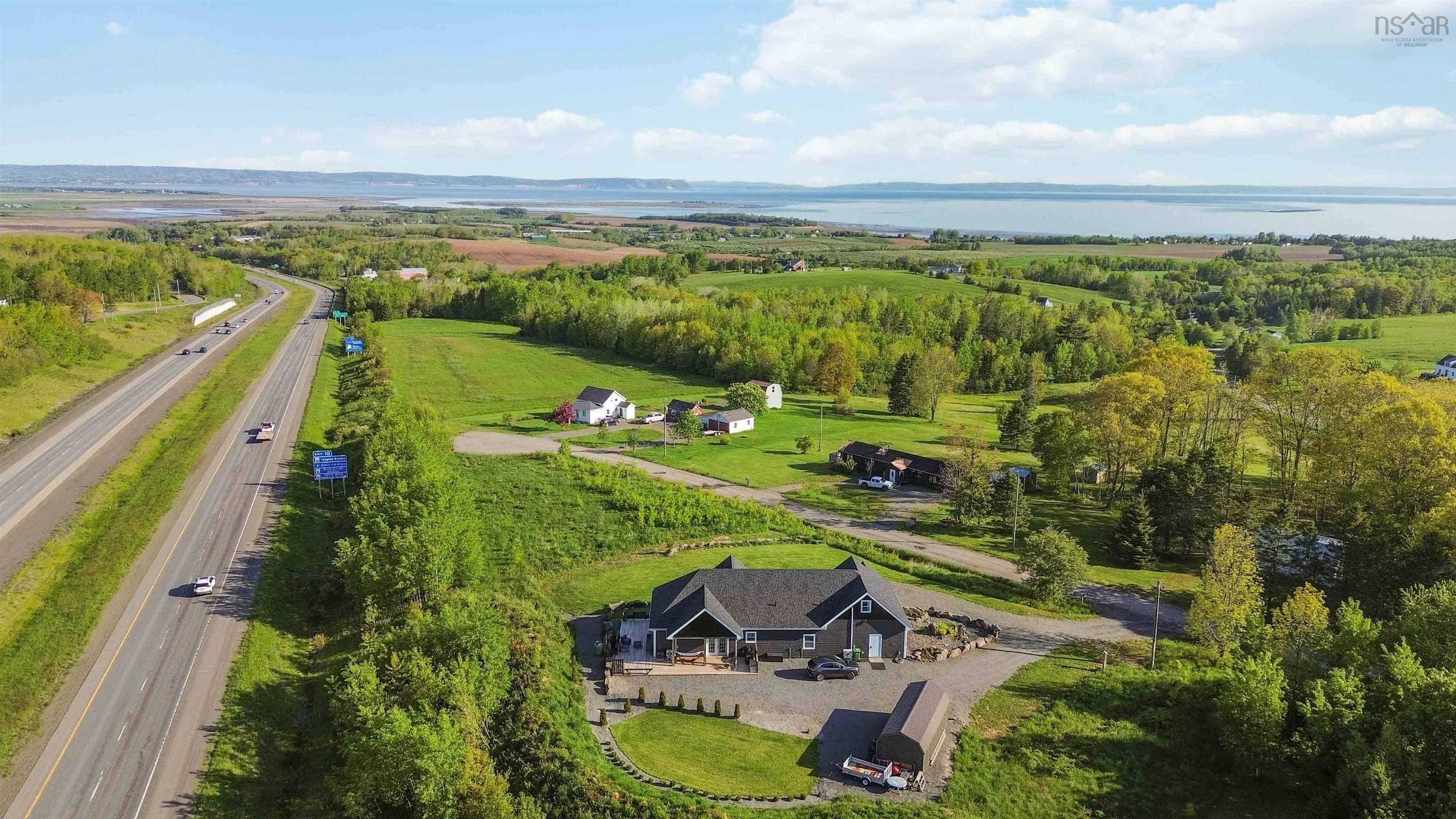 $945,000.00: 40 Old Oak Island Road, Lockhartville