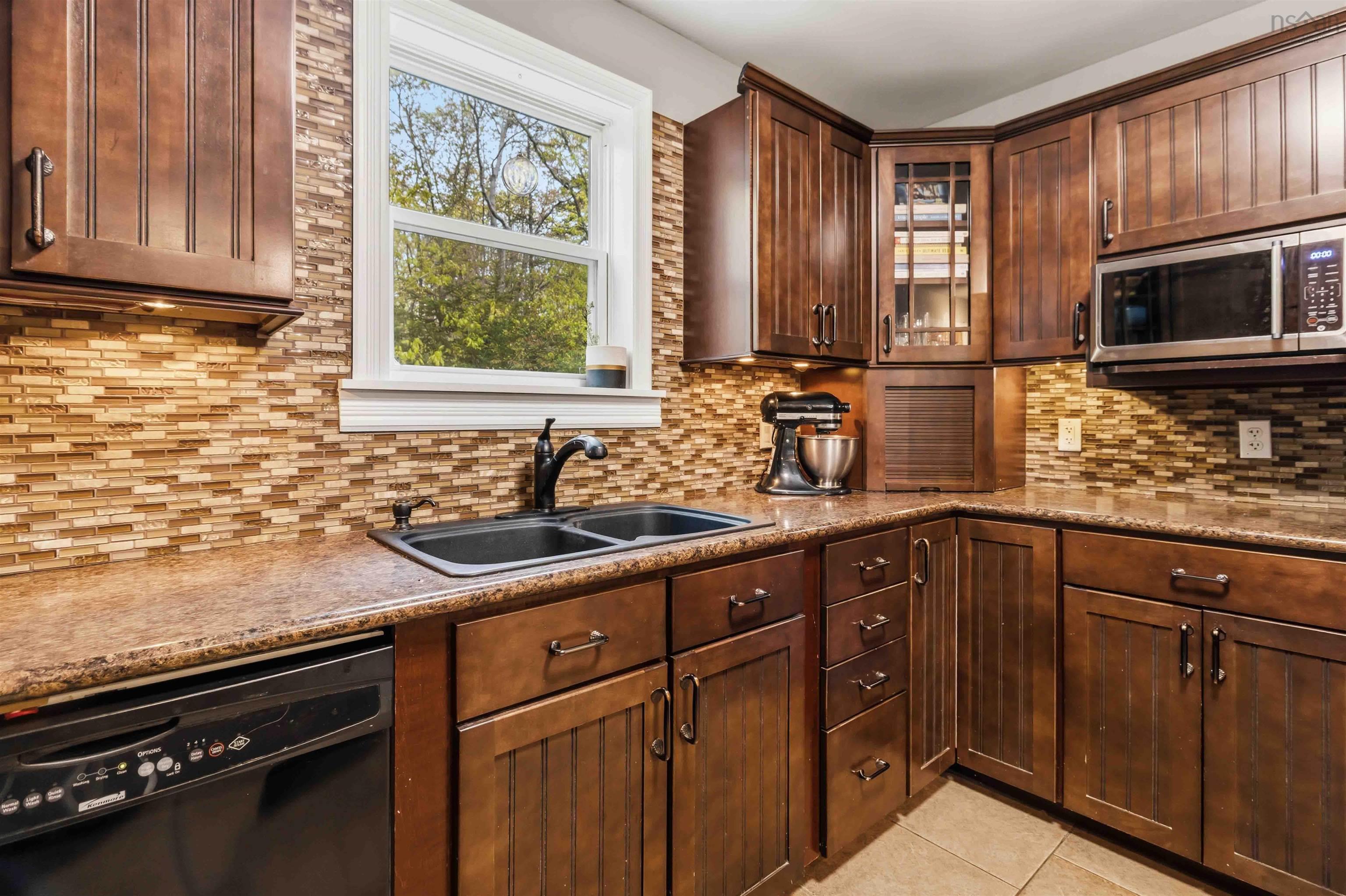 $649,900.00: 100 Clayton Drive, Hubbards