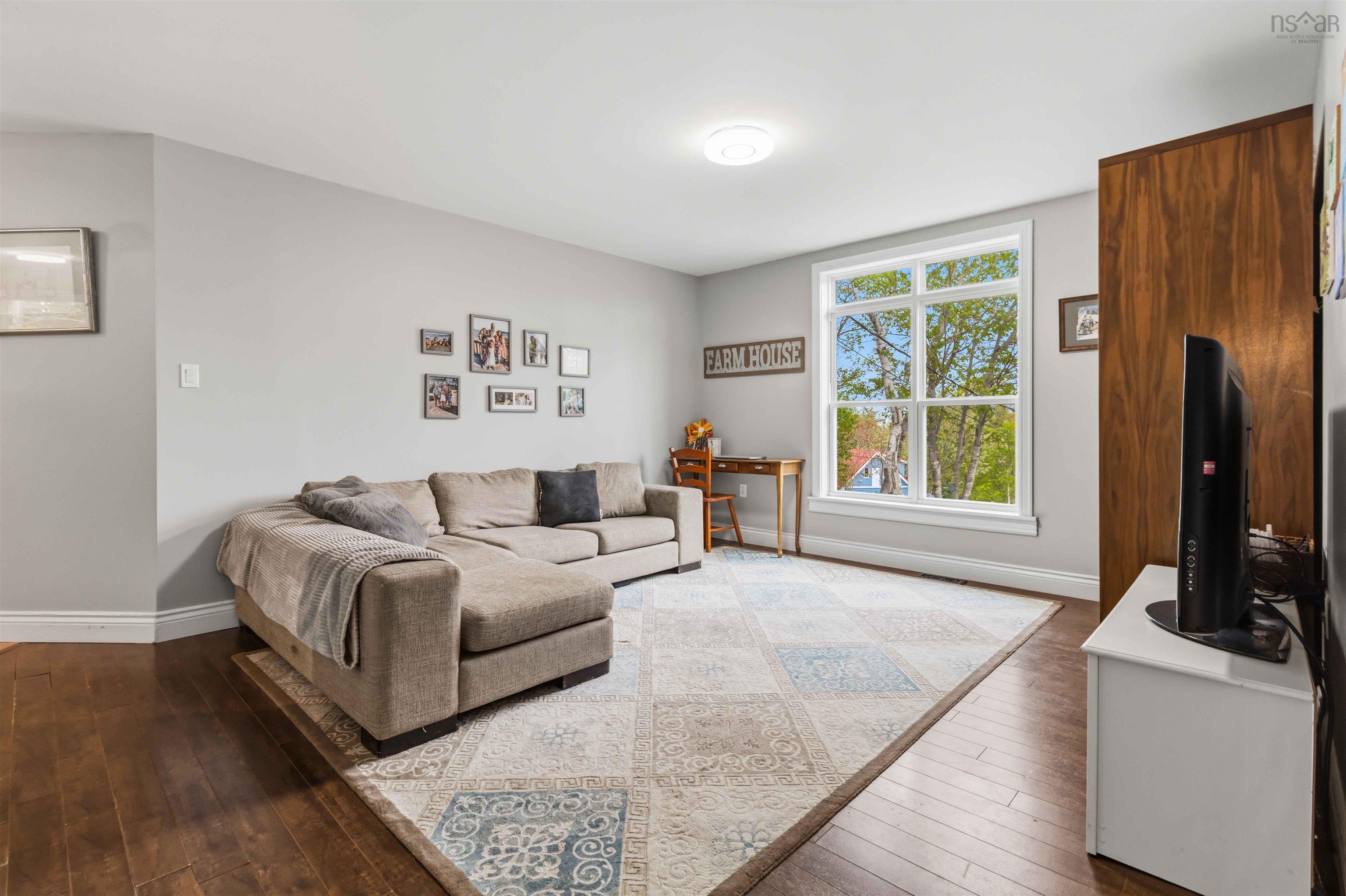 $649,900.00: 100 Clayton Drive, Hubbards