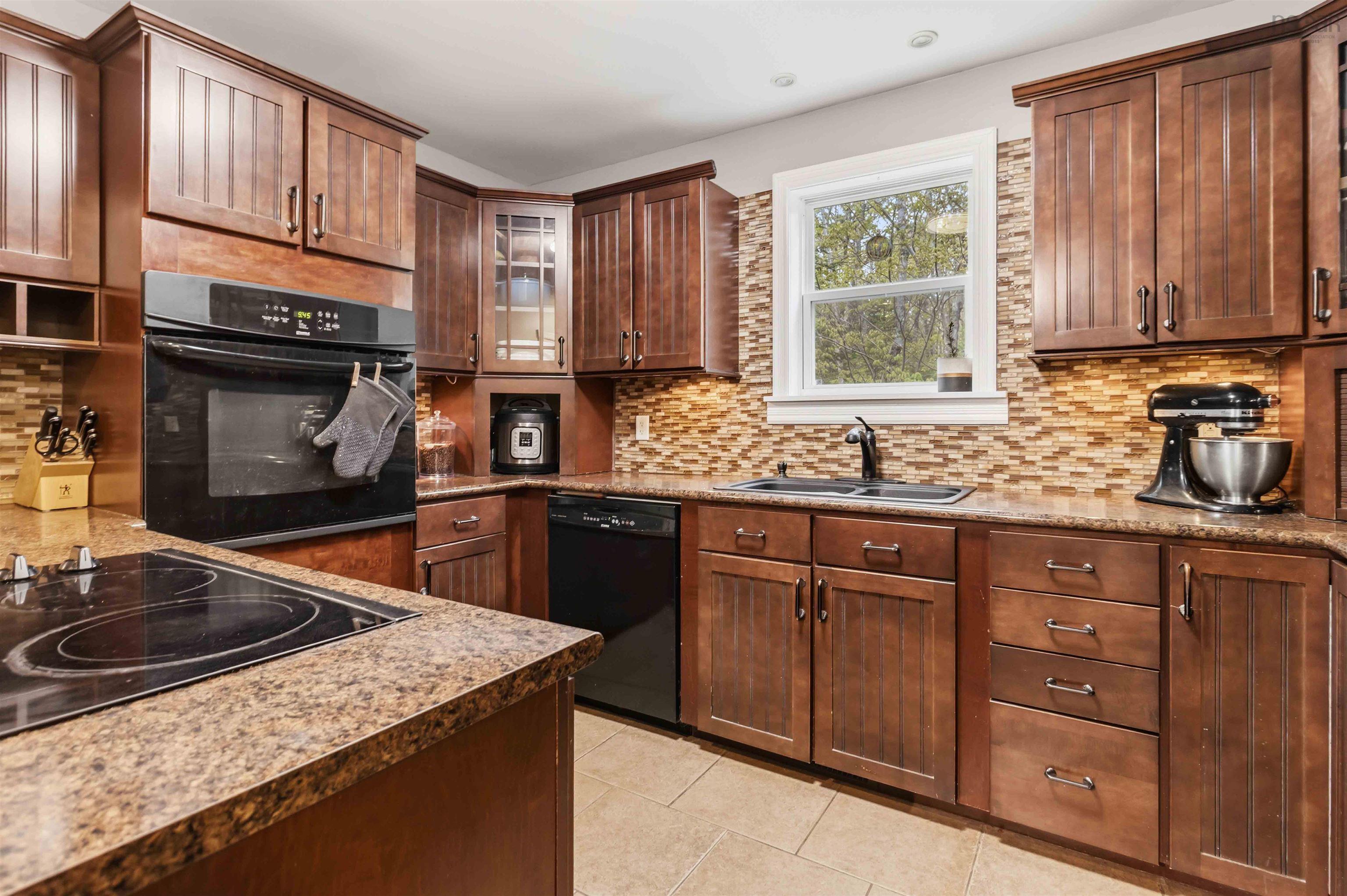 $649,900.00: 100 Clayton Drive, Hubbards