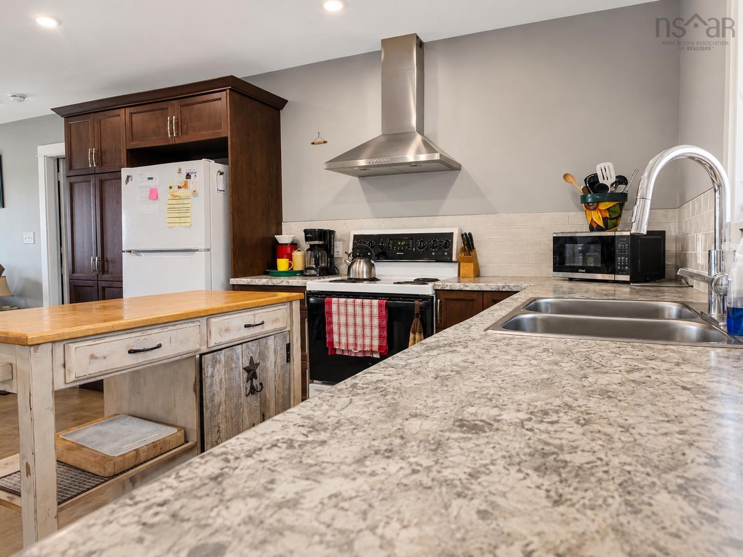 $650,000.00: 1874 Brow Of Mountain Road W, Viewmount