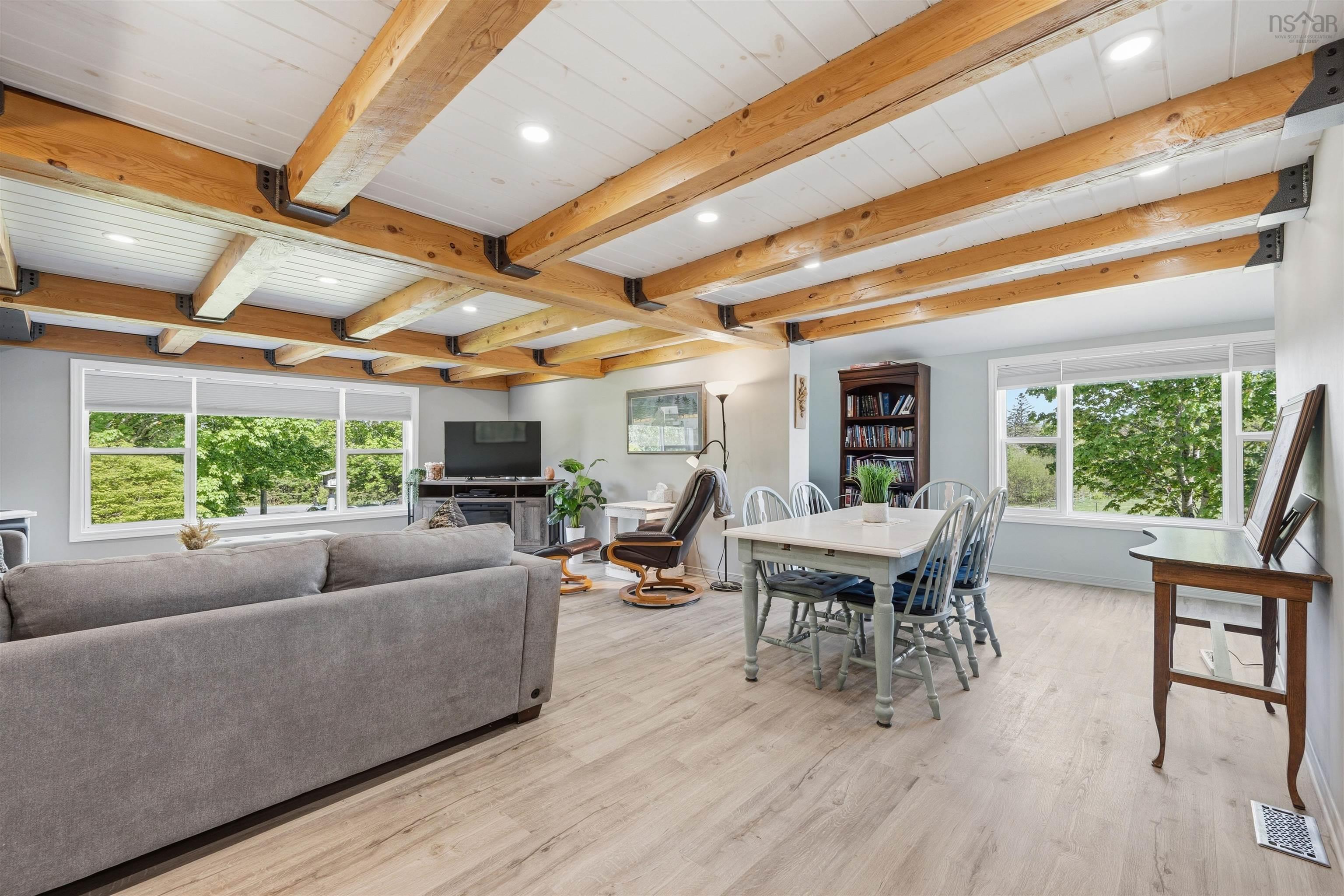 $1,190,000.00: 135 Bennetts Bay Road, Arlington