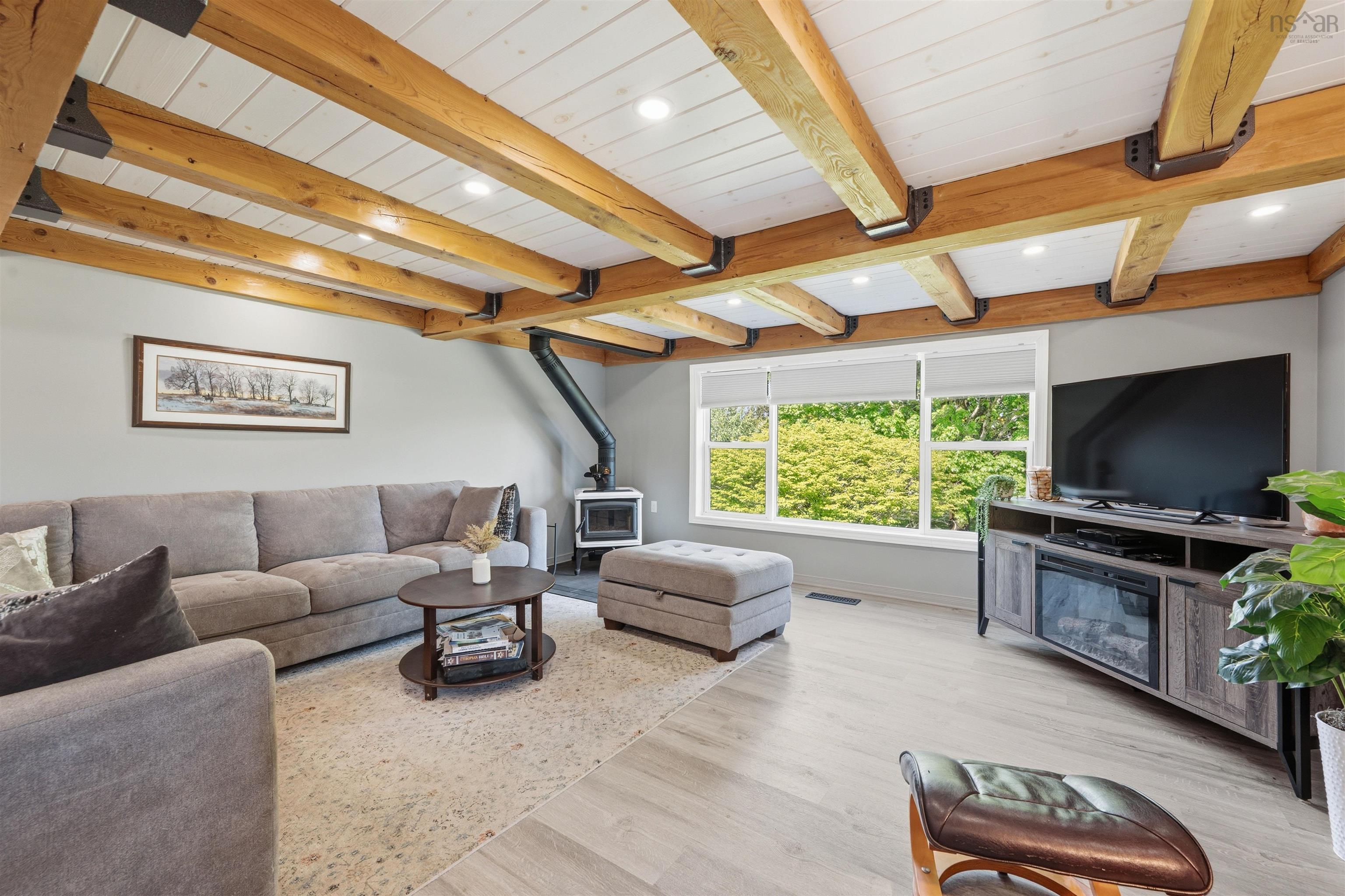 $1,190,000.00: 135 Bennetts Bay Road, Arlington